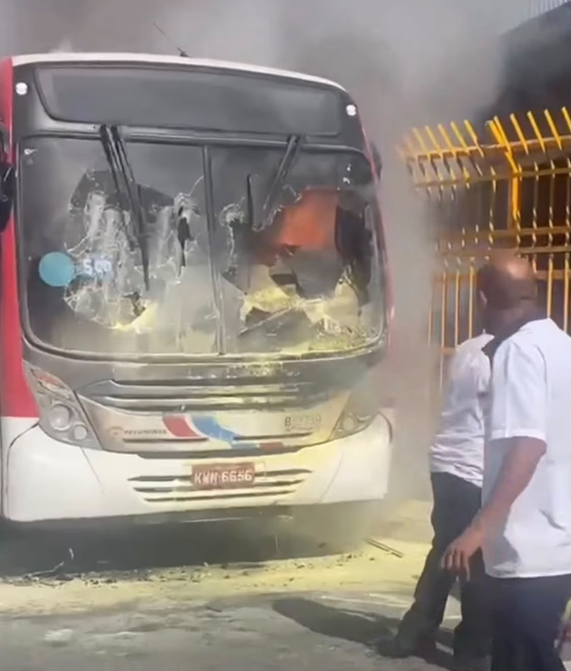 Motivo do fogo foi uma pane elétrica, informou a nota da Rio Ônibus - Reprodução / Redes sociais