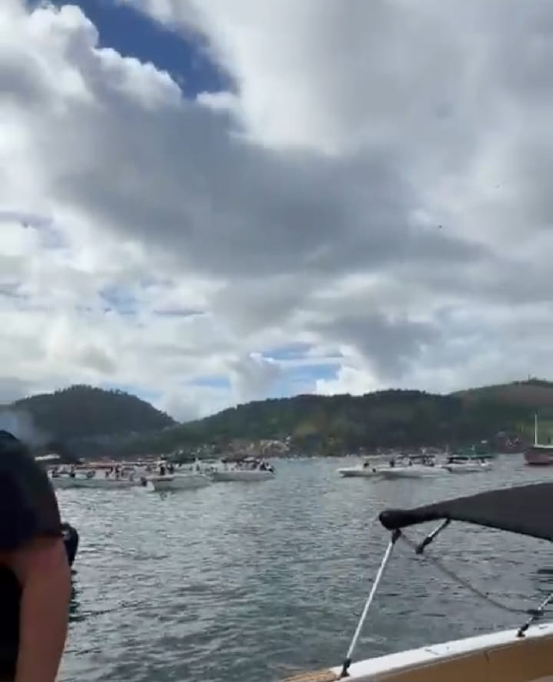 Dezenas de embarca&ccedil;&otilde;es concentradas na ba&iacute;a em frente a Vila do Abra&atilde;o - Divulga&ccedil;&atilde;o
