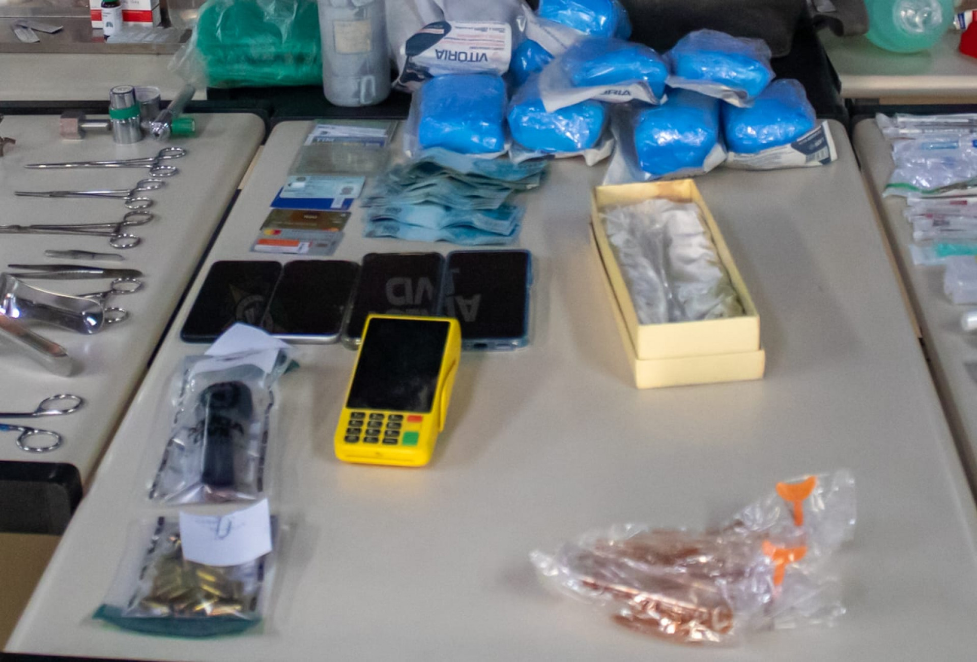 Material apreendido na clínica e casa do falso médico foi levado para a 14ª DP (Leblon) - Érica Martin/Agência O Dia