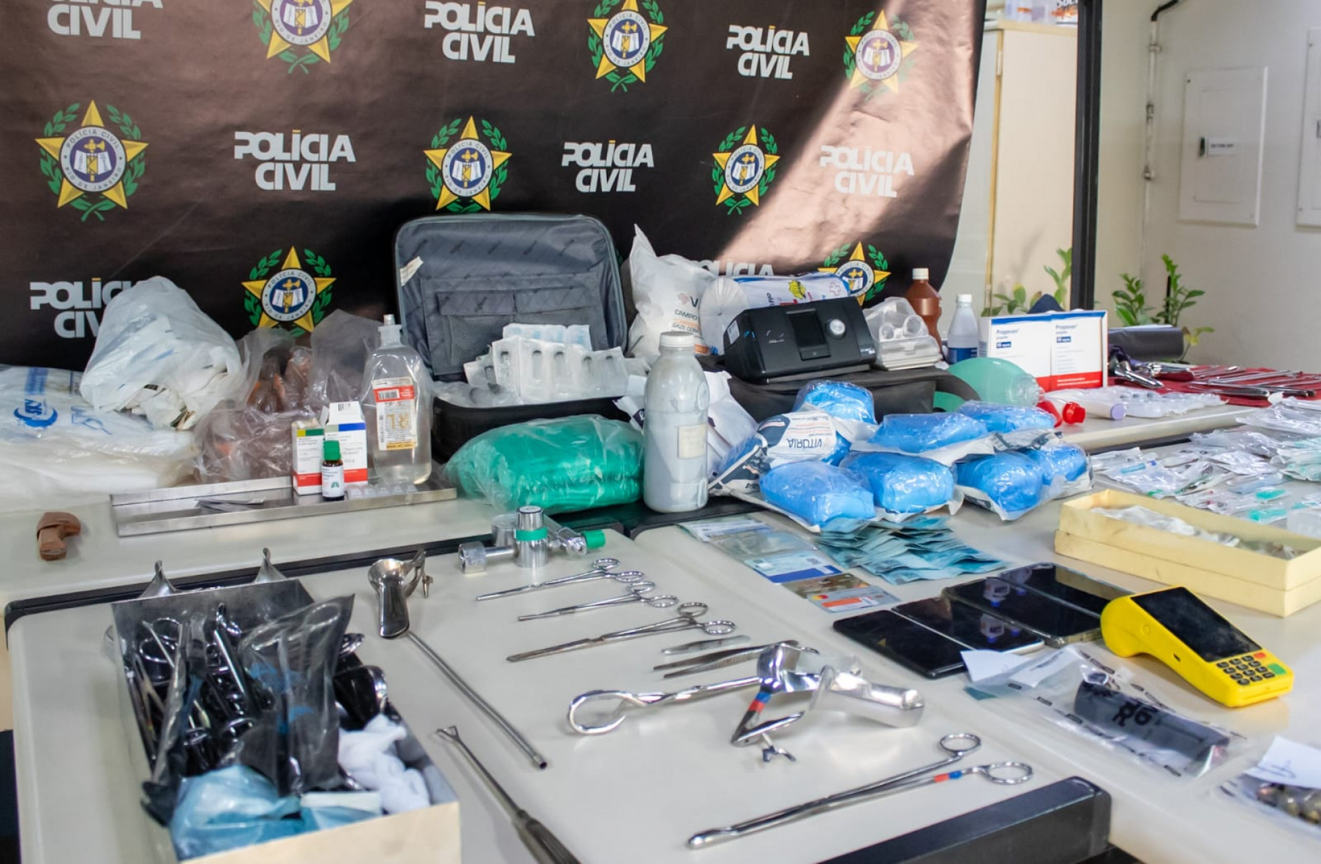 Material apreendido na clínica e casa do falso médico foi levado para a 14ª DP (Leblon) - Érica Martin/Agência O Dia