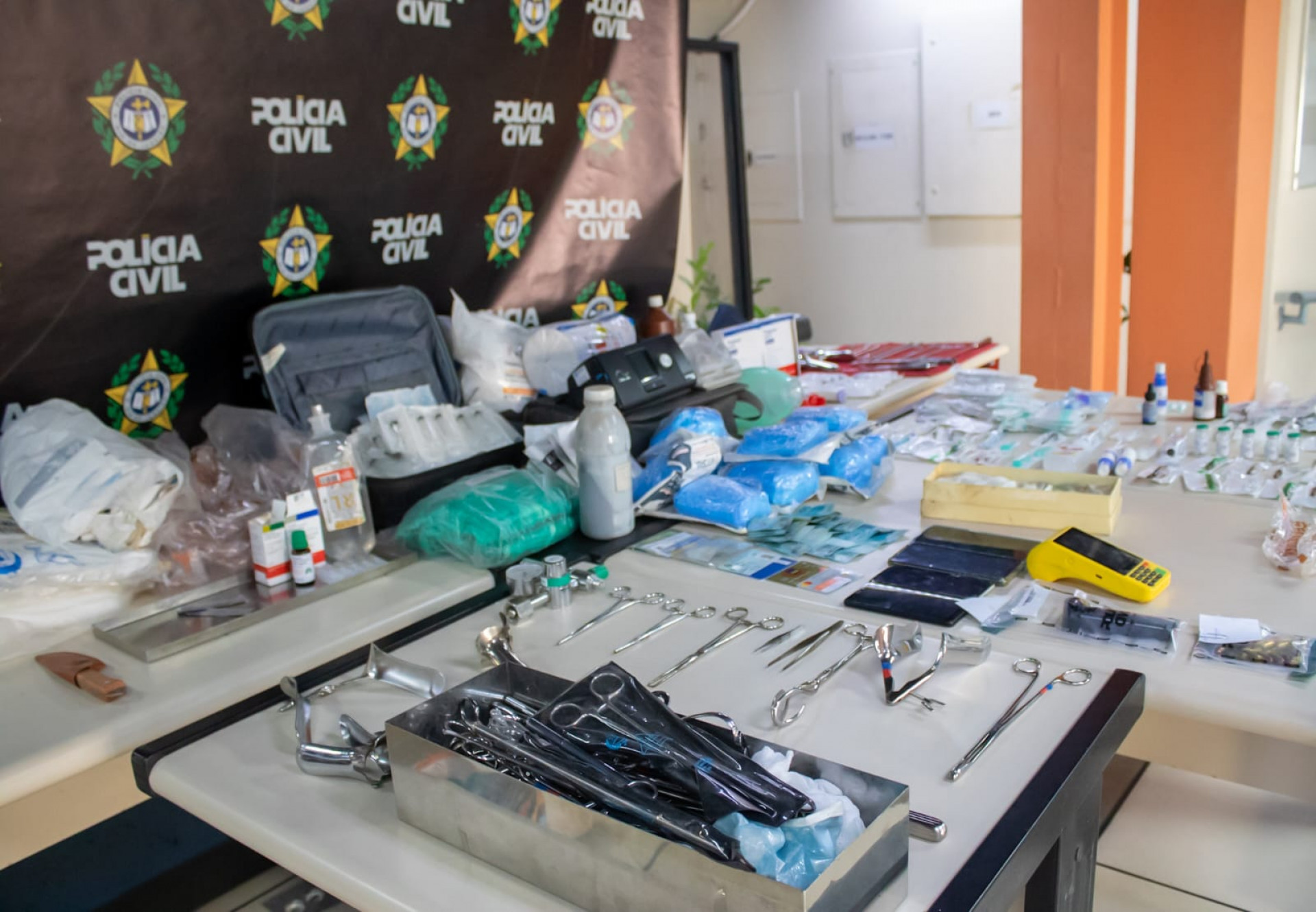 Material apreendido na clínica e casa do falso médico foi levado para a 14ª DP (Leblon) - Érica Martin/Agência O Dia