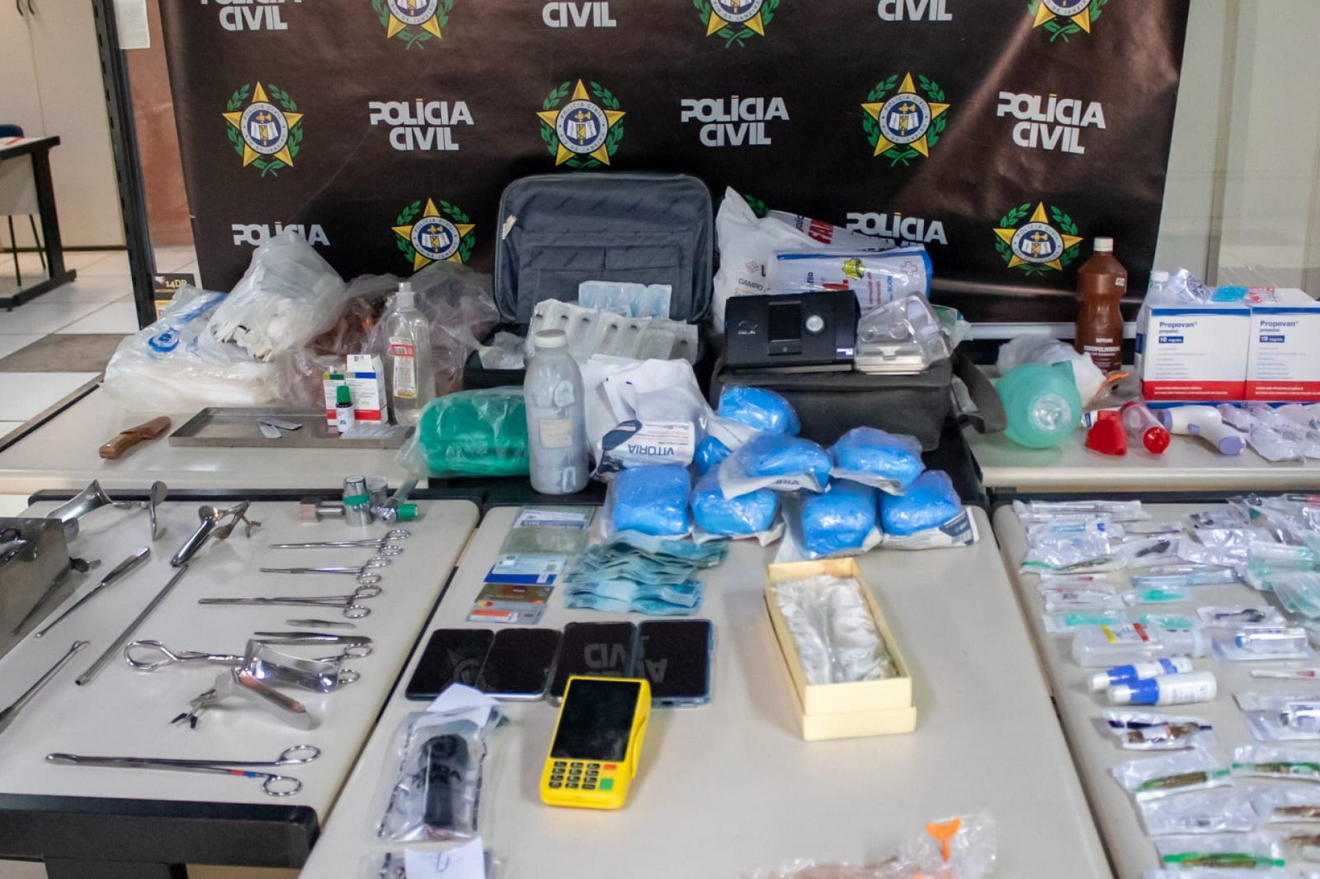 Material apreendido na clínica e casa do falso médico foi levado para a 14ª DP (Leblon) - Érica Martin/Agência O Dia