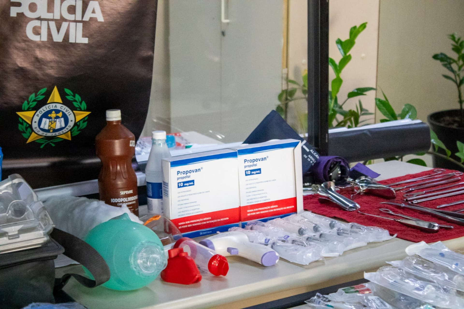 Material apreendido na clínica e casa do falso médico foi levado para a 14ª DP (Leblon) - Érica Martin/Agência O Dia