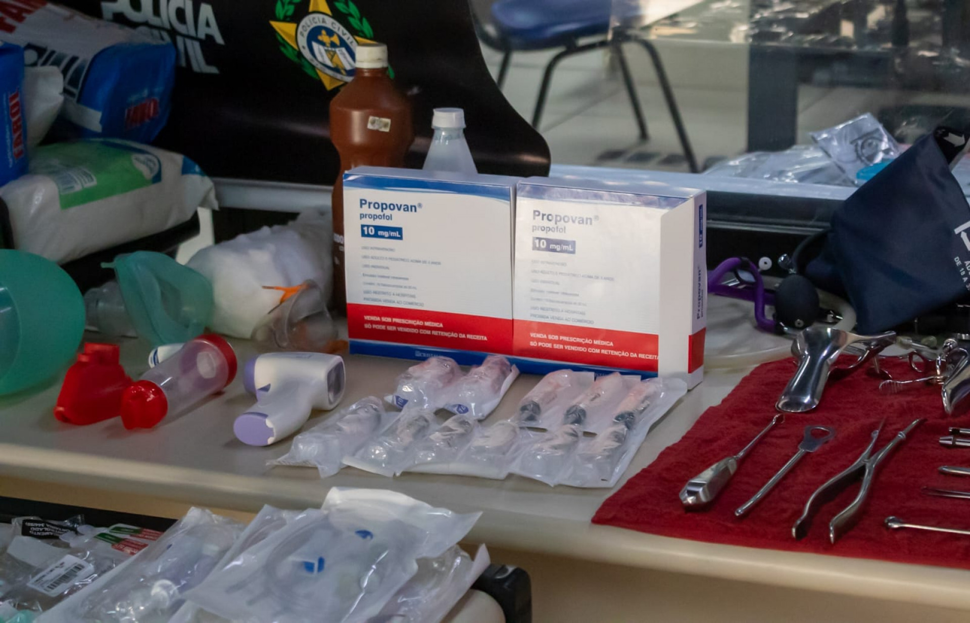 Material apreendido na clínica e casa do falso médico foi levado para a 14ª DP (Leblon) - Érica Martin/Agência O Dia
