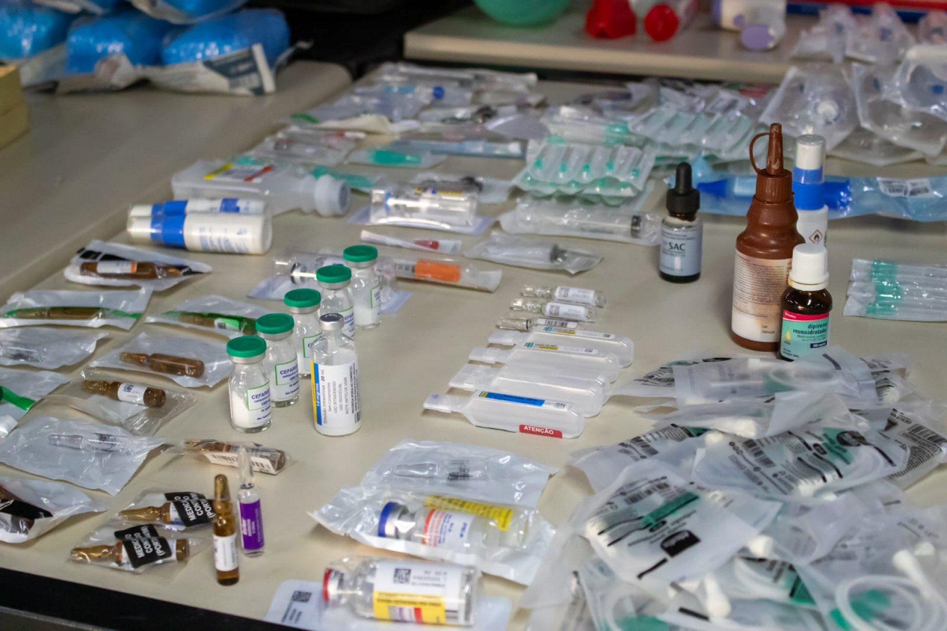 Material apreendido na clínica e casa do falso médico foi levado para a 14ª DP (Leblon) - Érica Martin/Agência O Dia