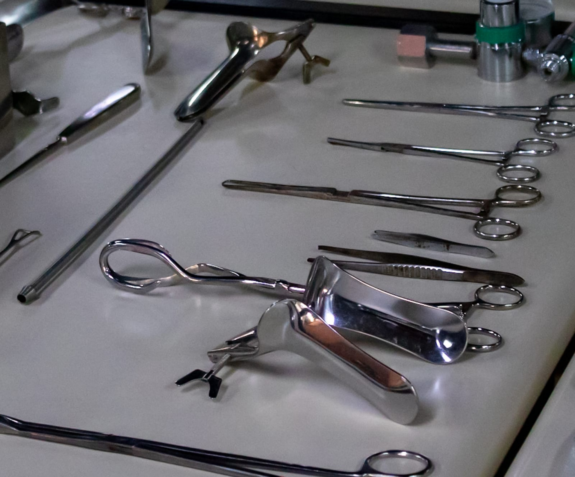 Material apreendido na clínica e casa do falso médico foi levado para a 14ª DP (Leblon) - Érica Martin/Agência O Dia