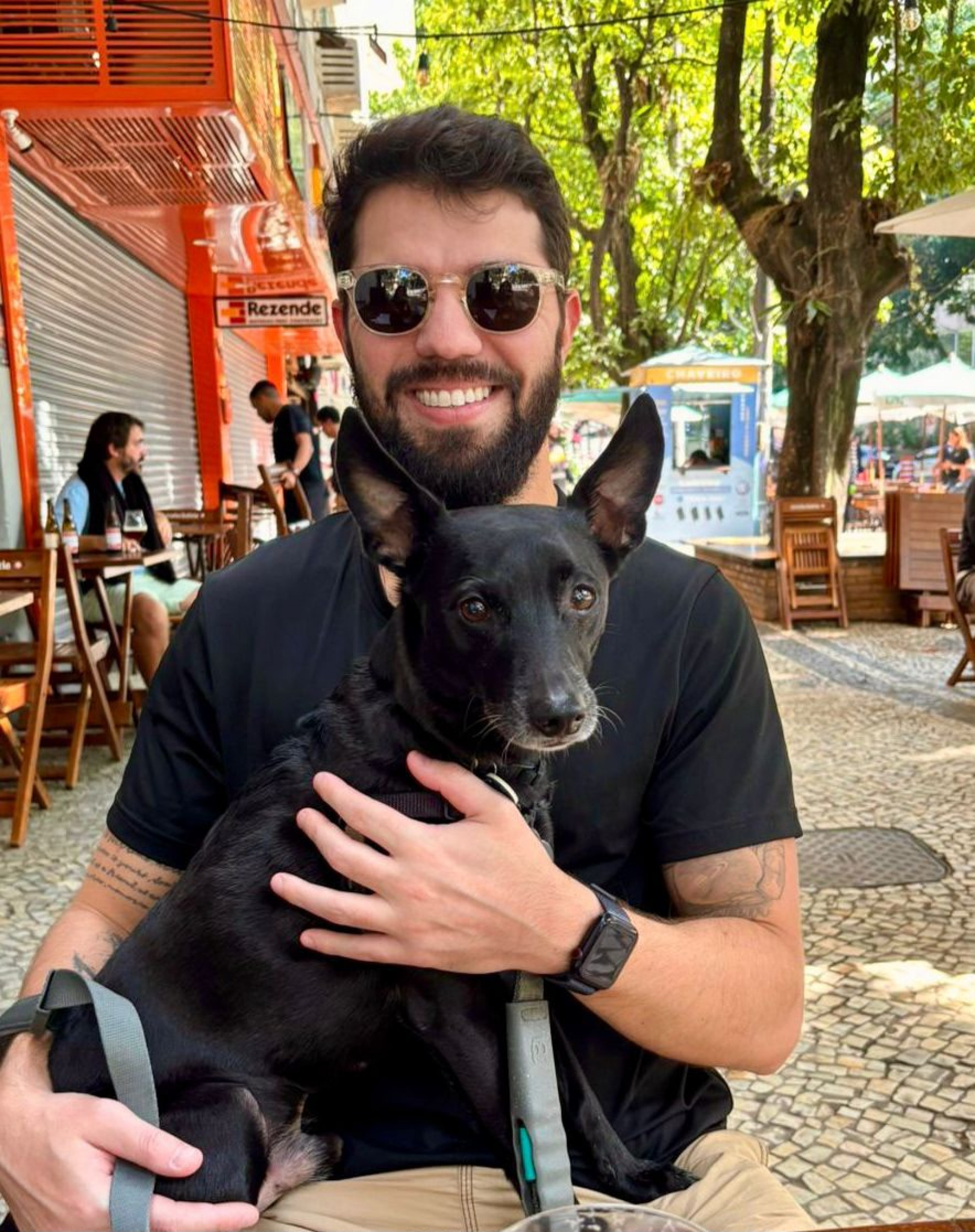Bernardo Stampa, jornalista, adotou um vira-lata pretinho e o nomeou de Petkovic, ídolo flamenguista - Arquivo pessoal