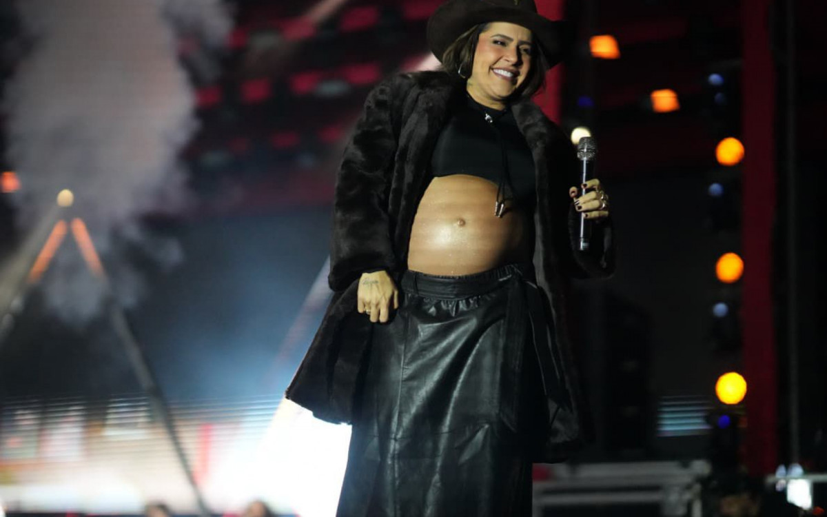 Lauana Prado subiu ao palco gravidíssima e com a barriga à mostra, chamando atenção do público mesmo com os 11 graus registrados em Paty de Alferes