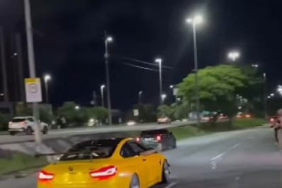 Grupo faz manobras arriscadas com carros esportivos na Barra da Tijuca