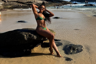 Sheron Menezzes exibe as curvas em dia na praia