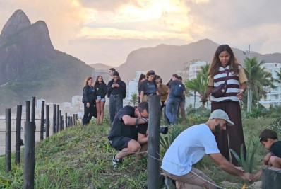 Plantio de mudas nativas reúne voluntários na Praia de Ipanema