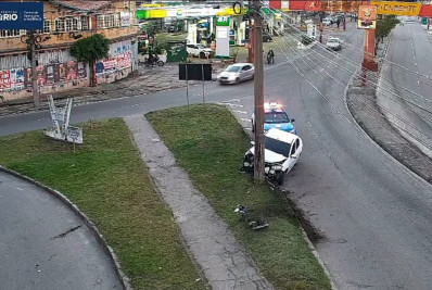 Motorista fica ferido ao colidir contra poste na Intendente Magalhães