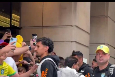 Vídeo: Marquinhos chama jogadores da Seleção para cumprimentar torcedores em hotel