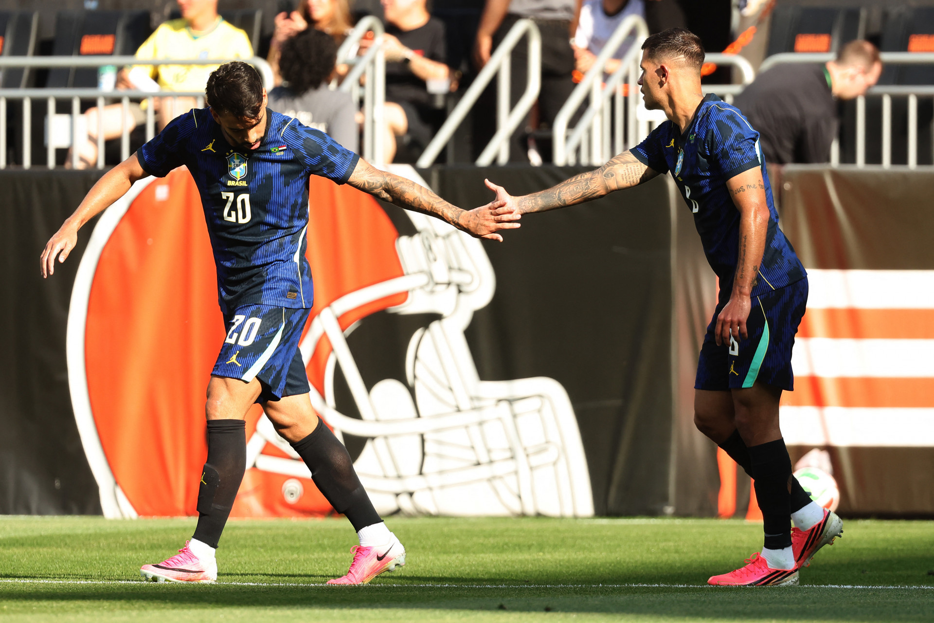 Bruno Guimarães, à direita, comemora seu gol cumprimentando Lucas Paquetá - Kirk Irwin / Getty Images via AFP