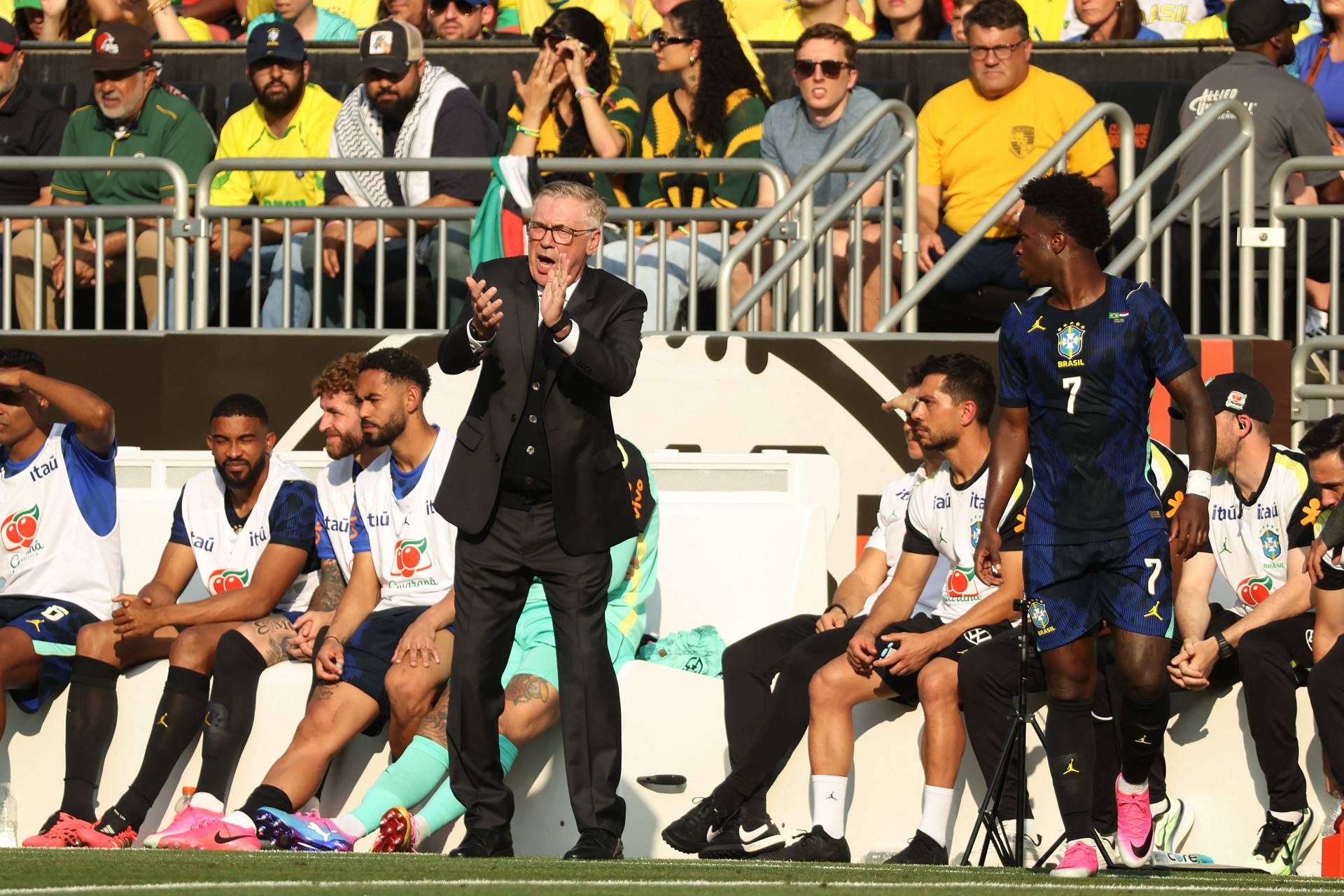 Carlo Ancelotti dá orientações ao time - Kirk Irwin / Getty Images via AFP