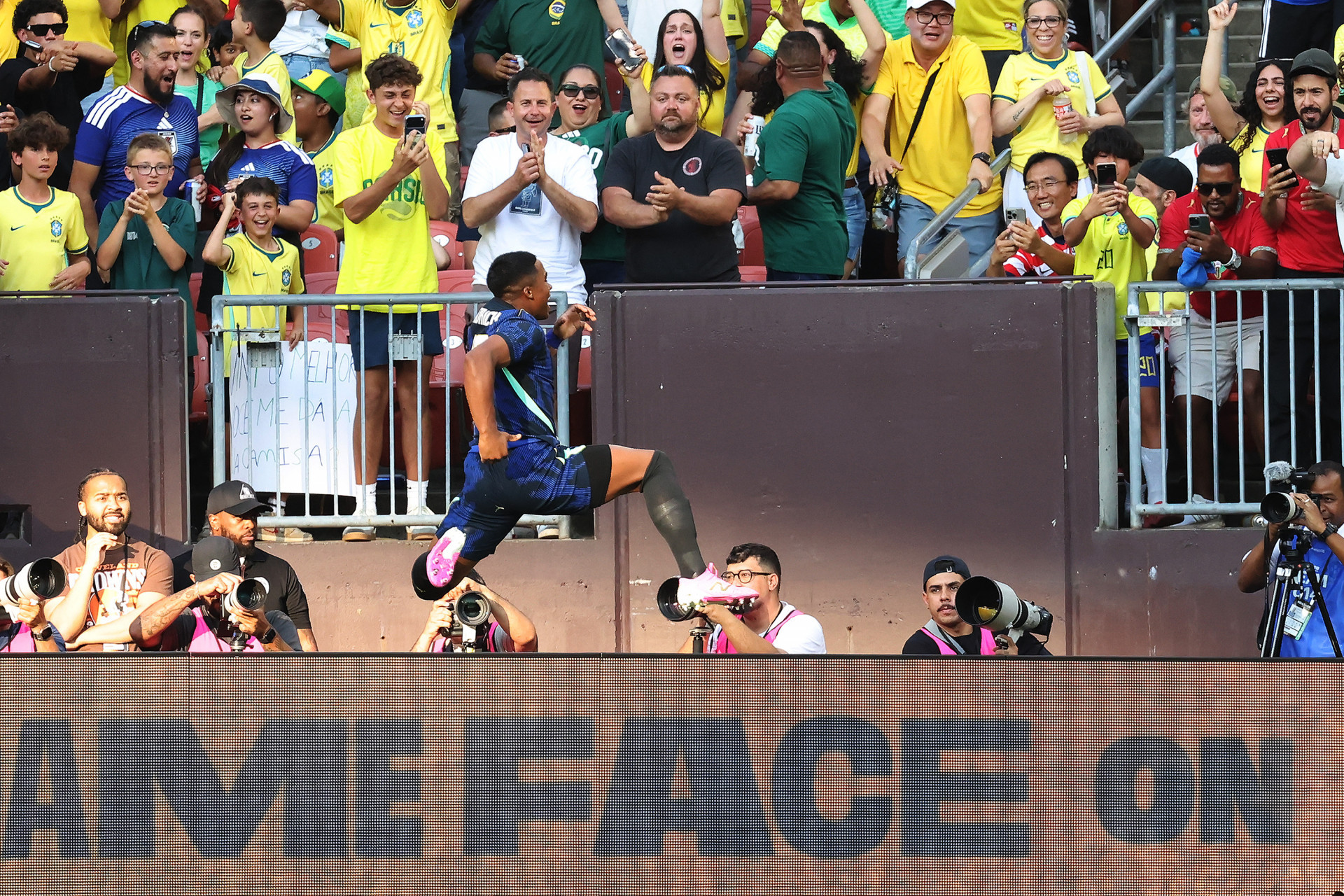 Endrick comemora o segundo gol da seleção brasileira - Kirk Irwin / Getty Images via AFP