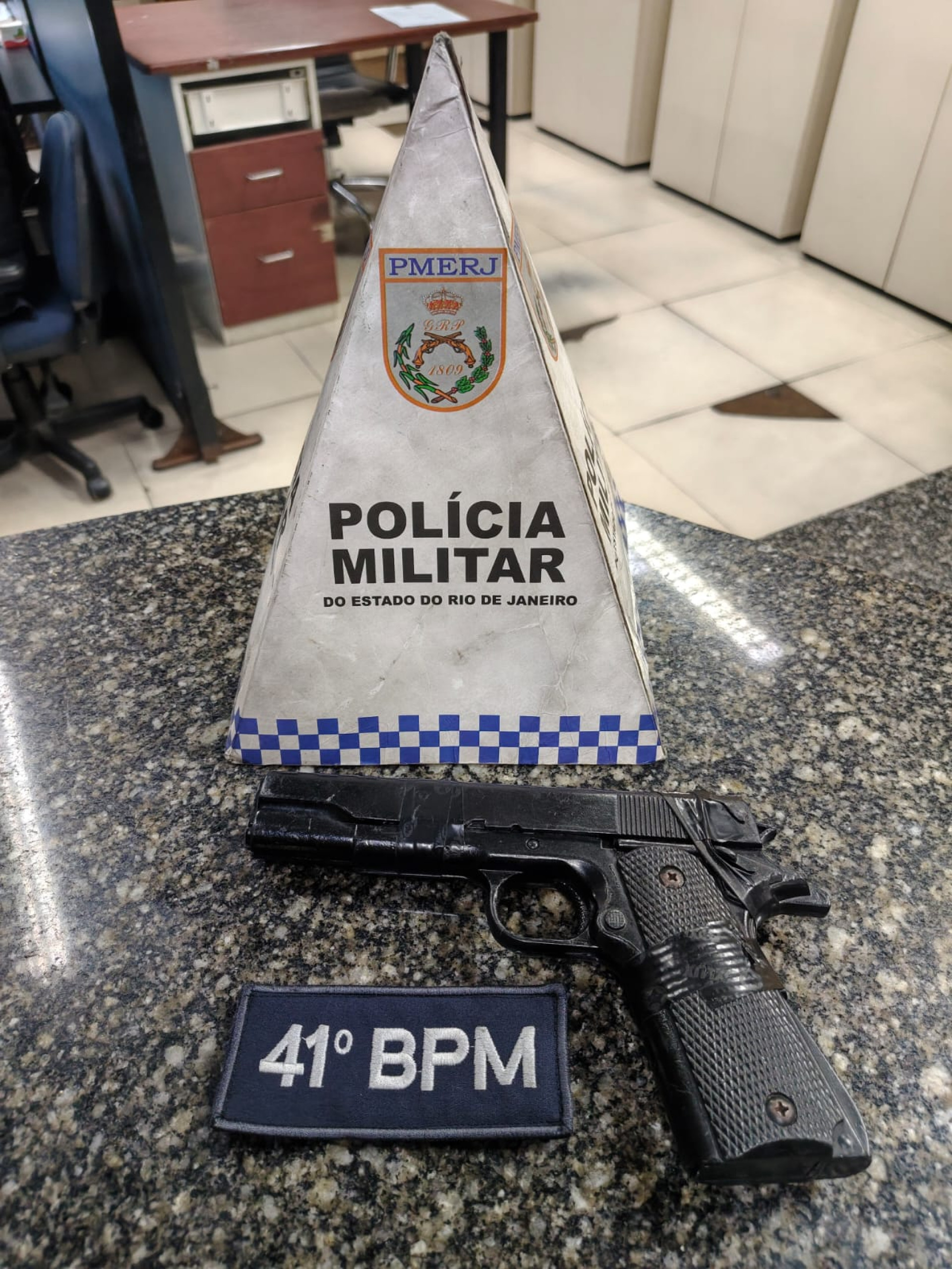 Réplica de pistola foi apreendida na ação