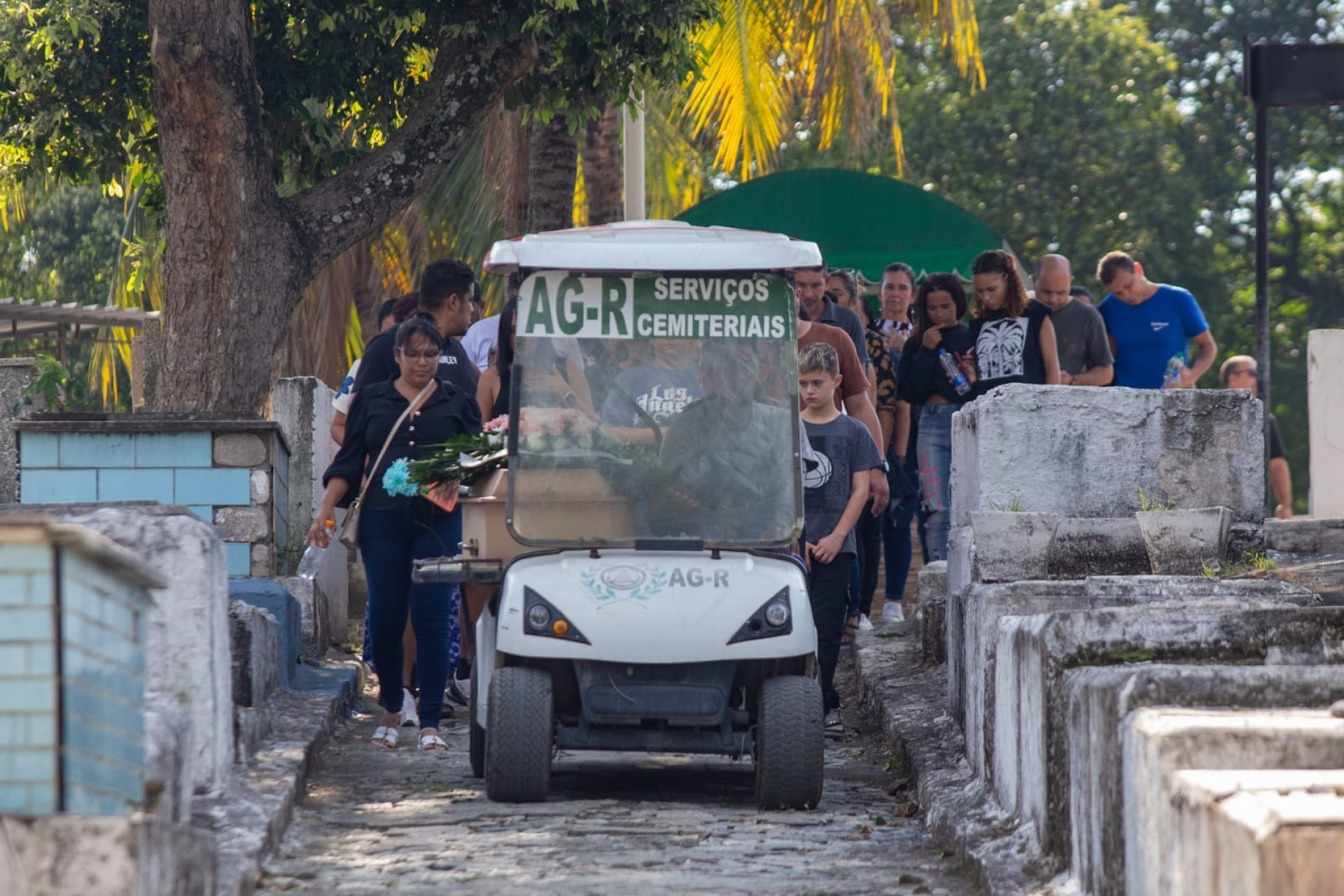 Lucélia Isidro foi sepultada, neste sábado (6), no Cemitério Tanque do Anil, em Caxias - Érica Martin / Agência O Dia