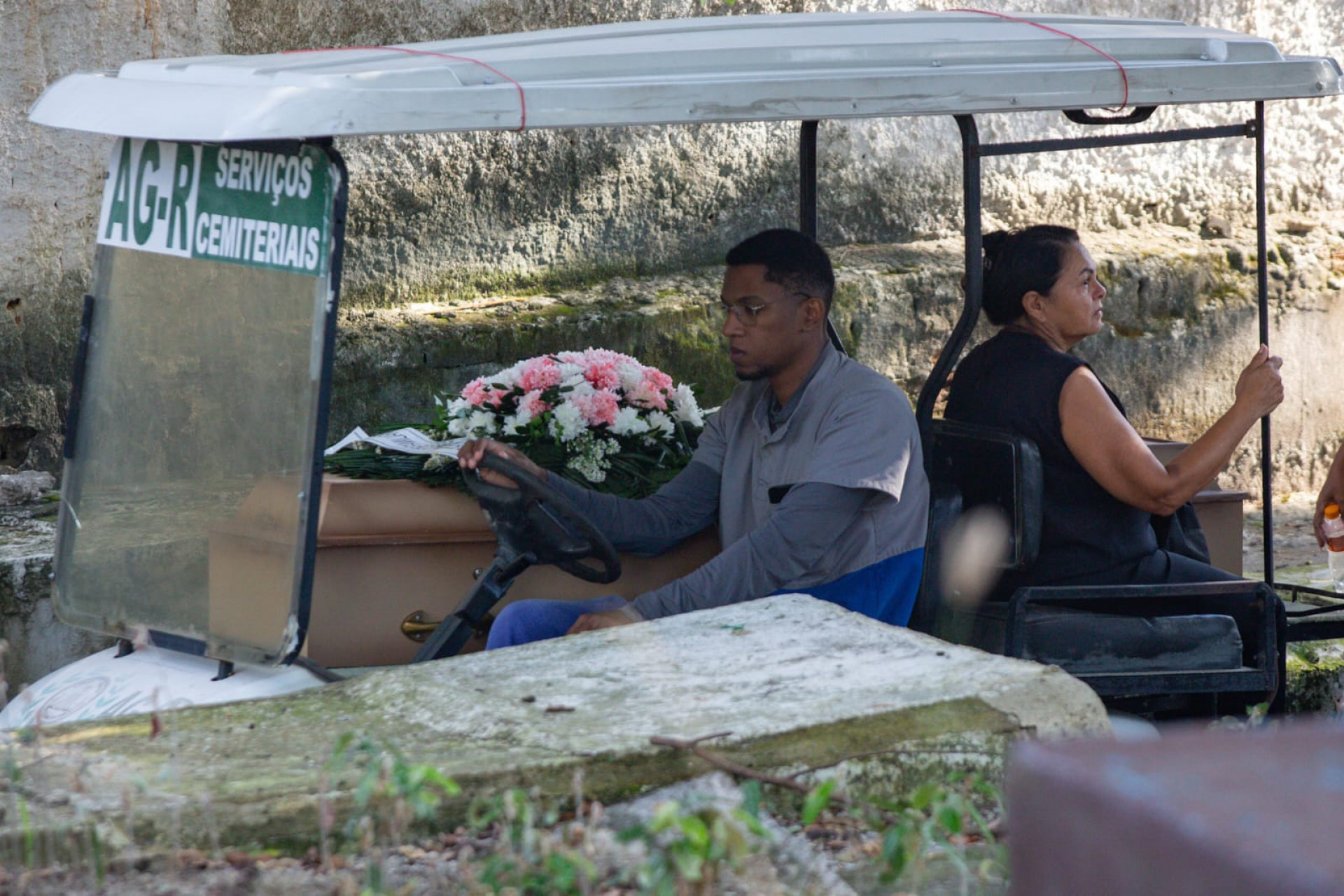 Lucélia Isidro foi sepultada, neste sábado (6), no Cemitério Tanque do Anil, em Caxias - Érica Martin / Agência O Dia