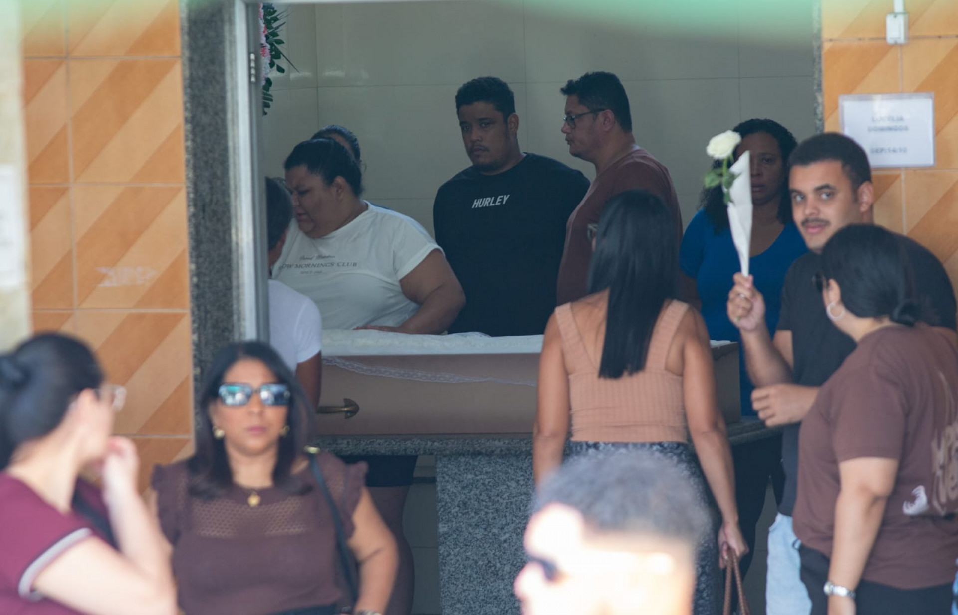 Lucélia Isidro foi sepultada, neste sábado (6), no Cemitério Tanque do Anil, em Caxias - Érica Martin / Agência O Dia