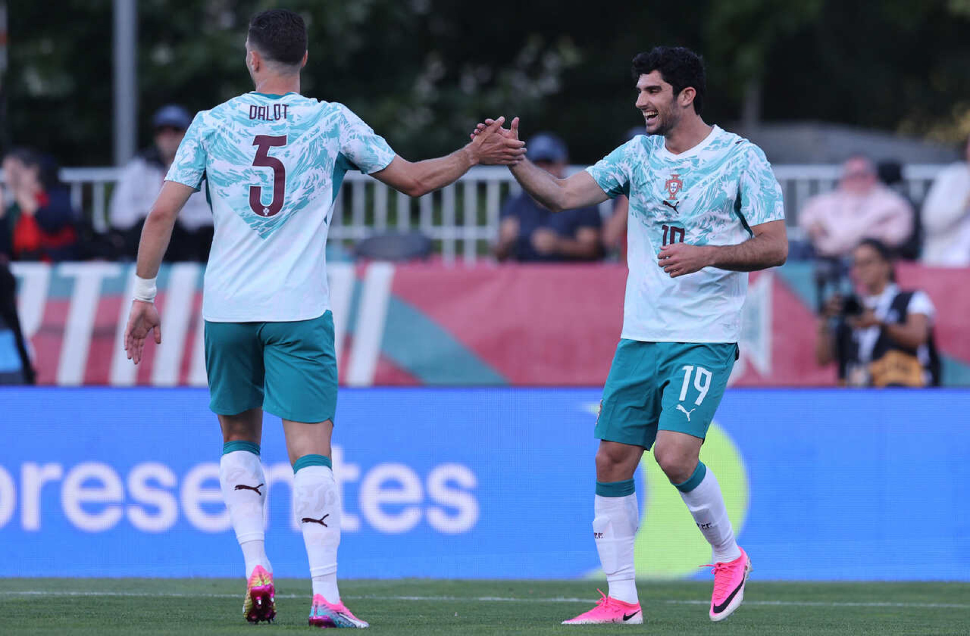 Portugal derrota o Chile no pen&uacute;ltimo amistoso antes da Copa