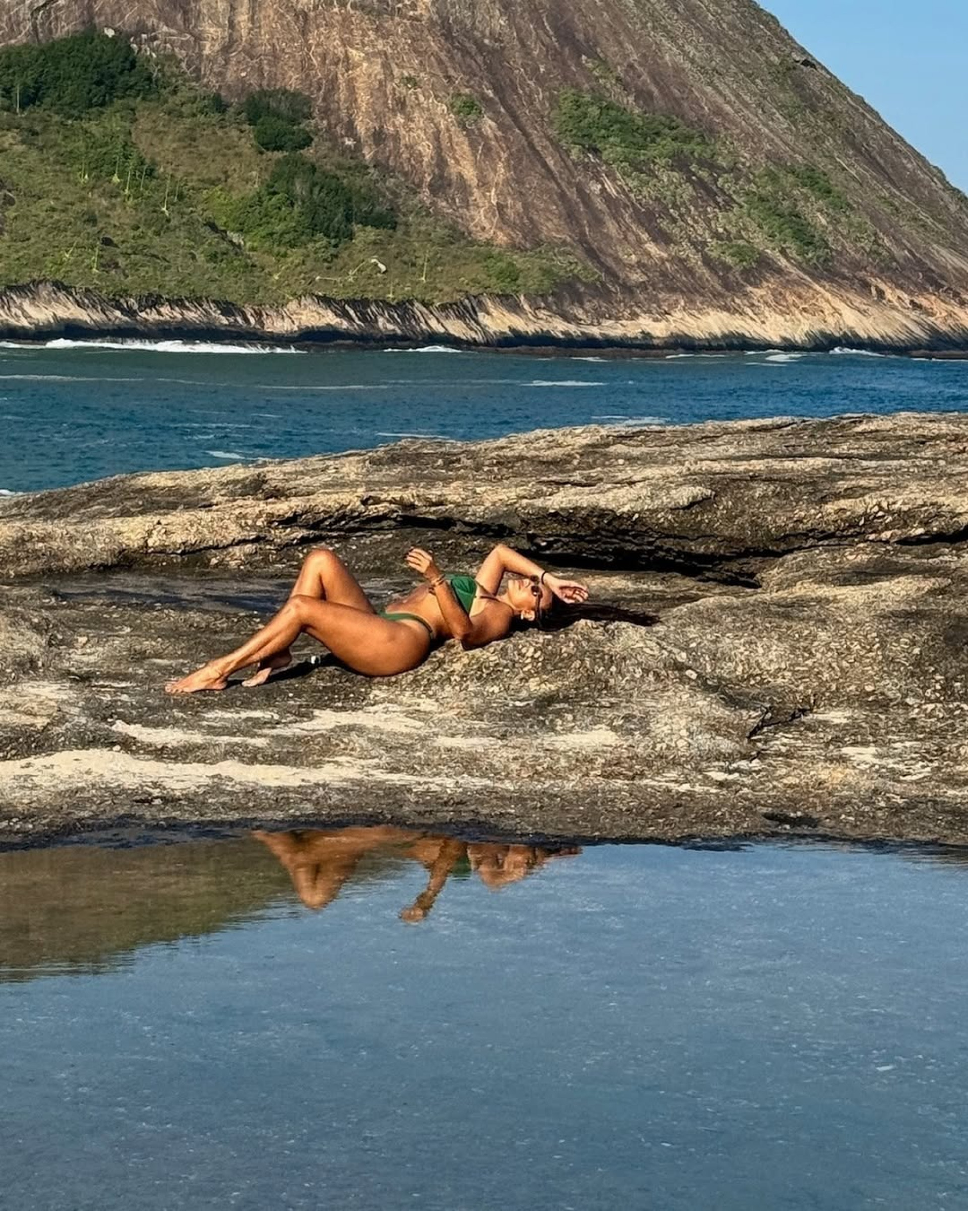 Sheron Menezzes exibiu as curvas em momento relaxante - Reprodução/Instagram
