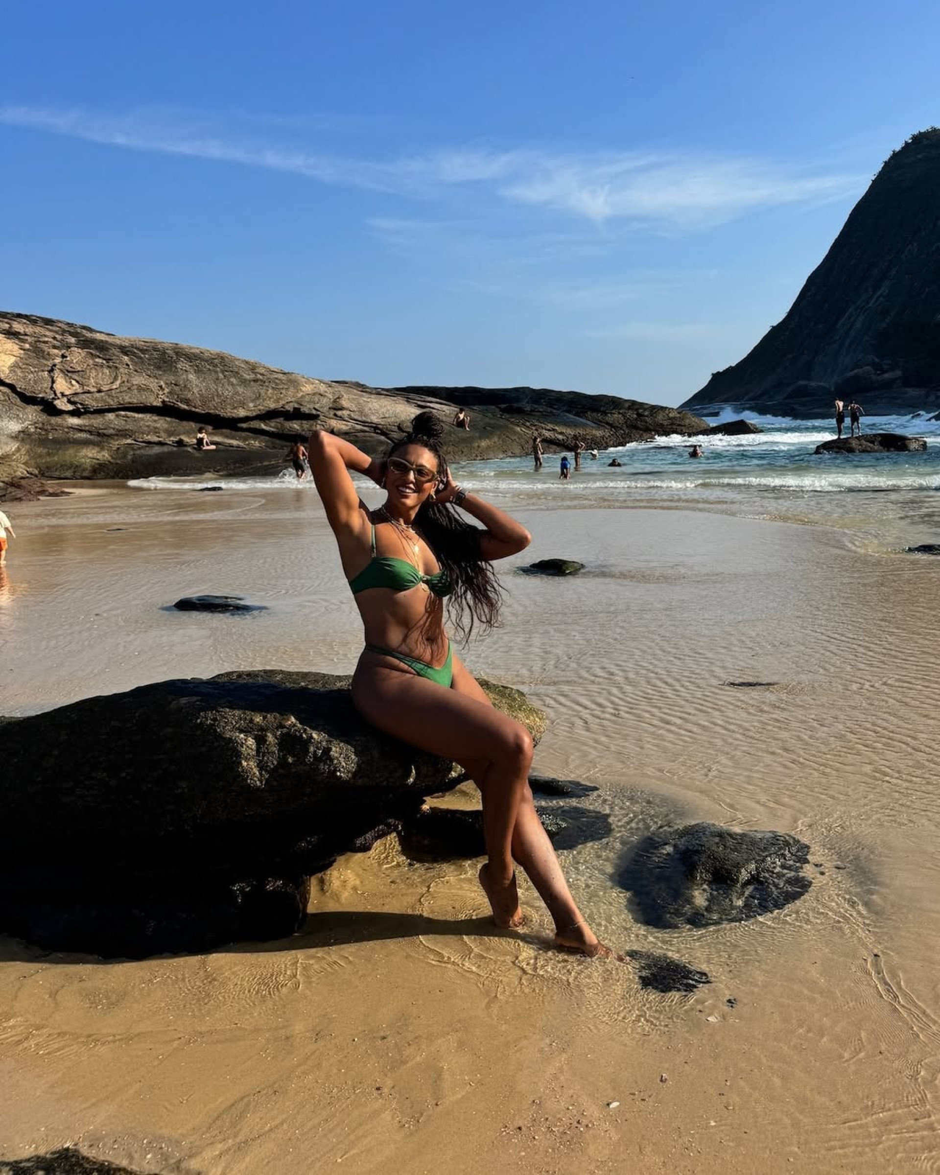 Sheron Menezzes exibe as curvas em dia na praia