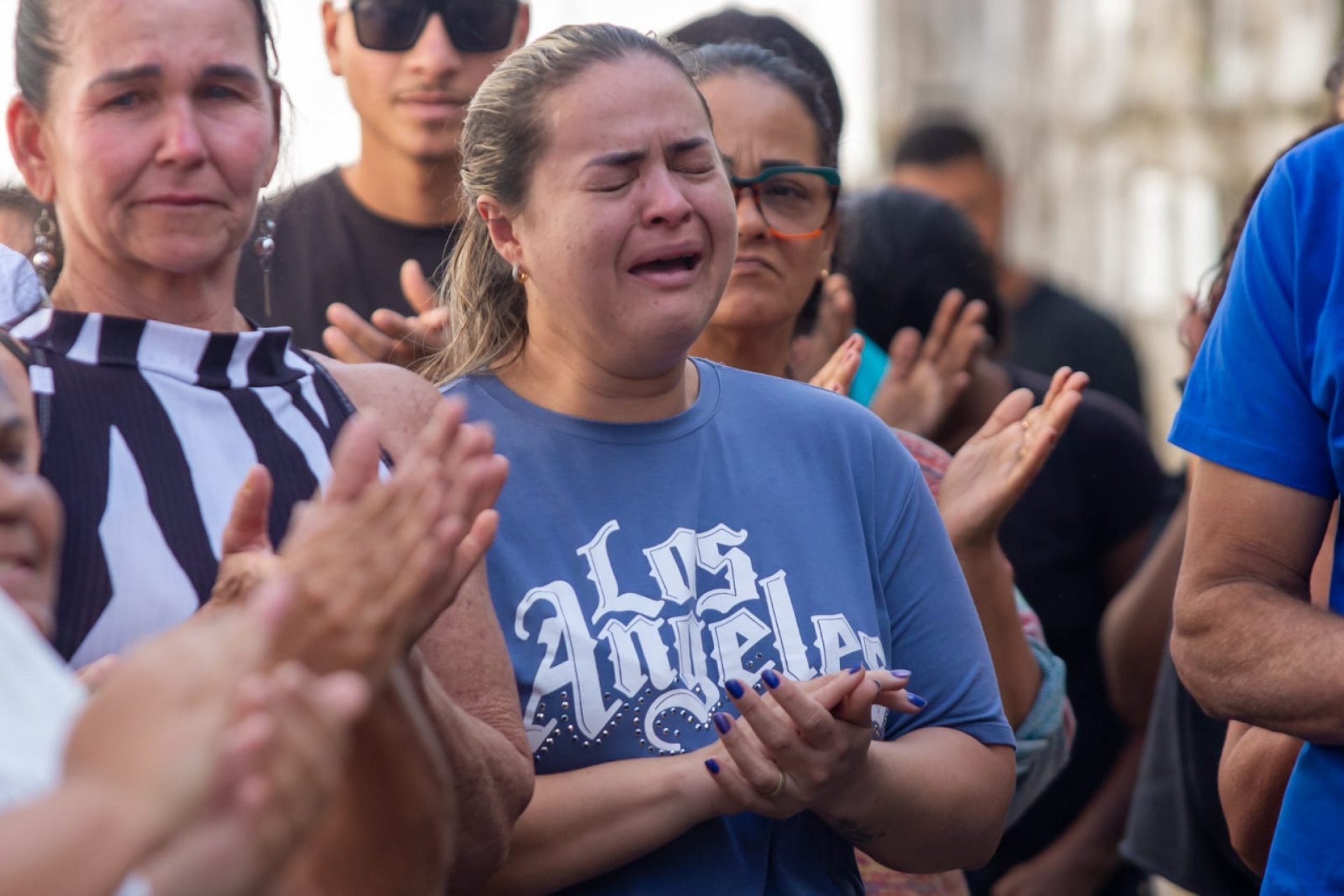 Thaciana Isidro chorou pedindo justiça após assassinato da irmã Lucélia - Érica Martin / Agência O Dia
