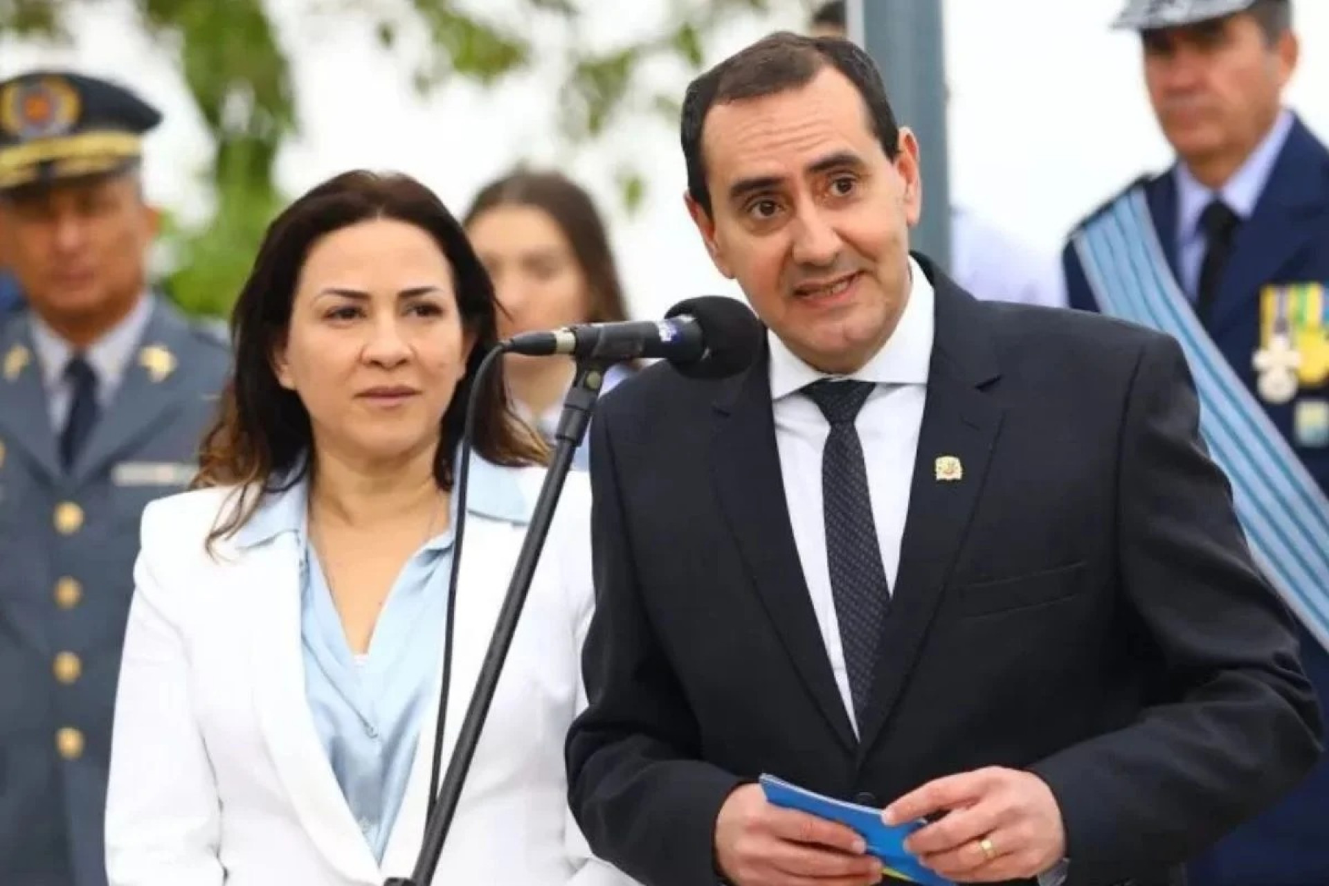 Prefeito Anderson Farias e sua mulher, Sheila Thomaz - Divulga&ccedil;&atilde;o / PMSJC