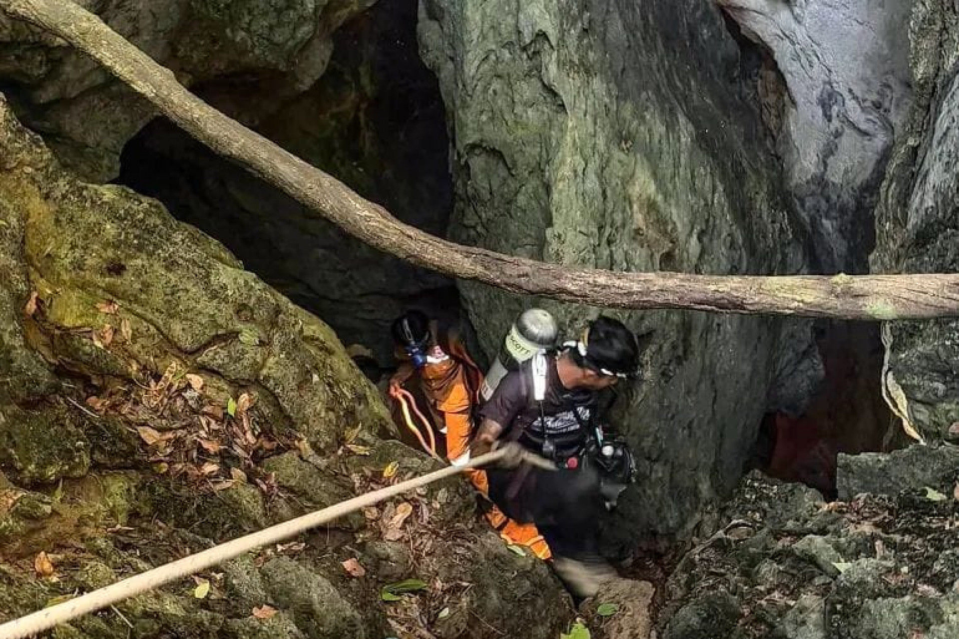 Socorristas suspendem buscas pelos últimos homens presos em caverna no Laos