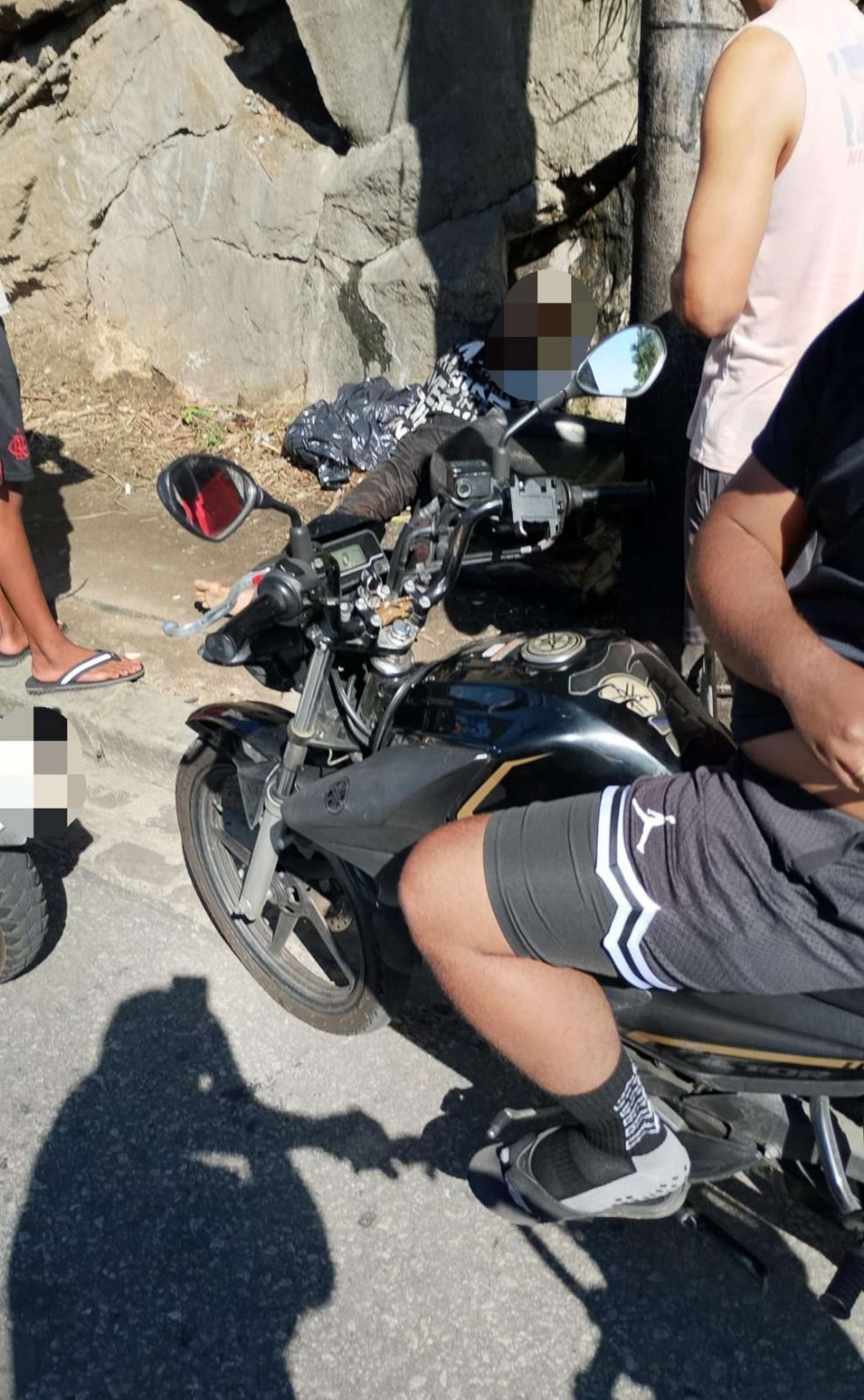 Jovem é encontrado morto com sinais de espancamento em Cascadura