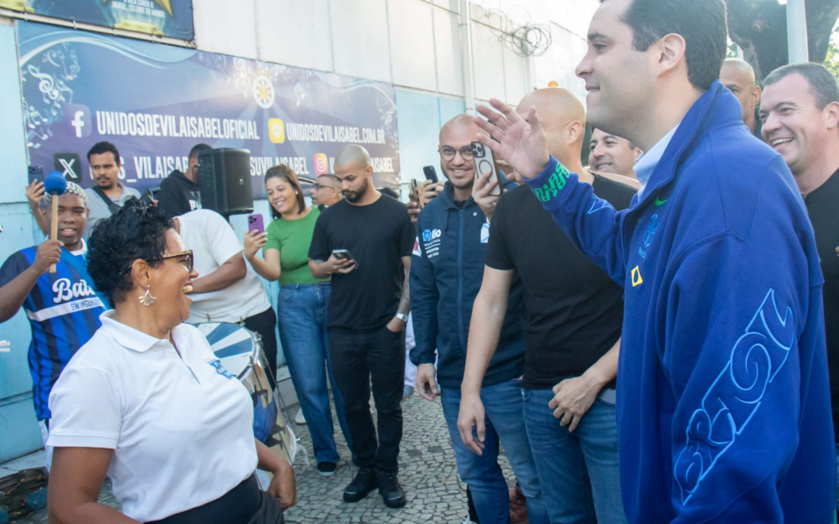 Eduardo Cavaliere e outras autoridades durante apresentação de ritmistas na porta da quadra da Vila Isabel