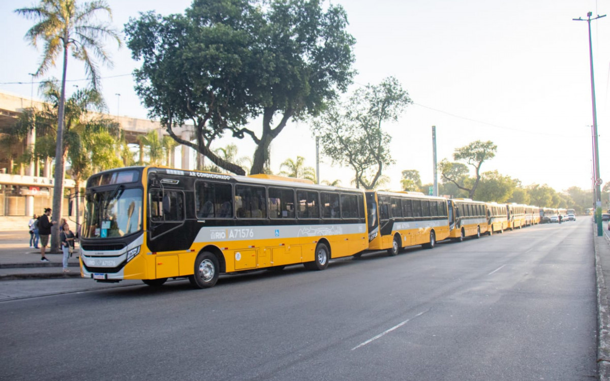 Prefeitura entregou 40 novos ônibus neste domingo (7)