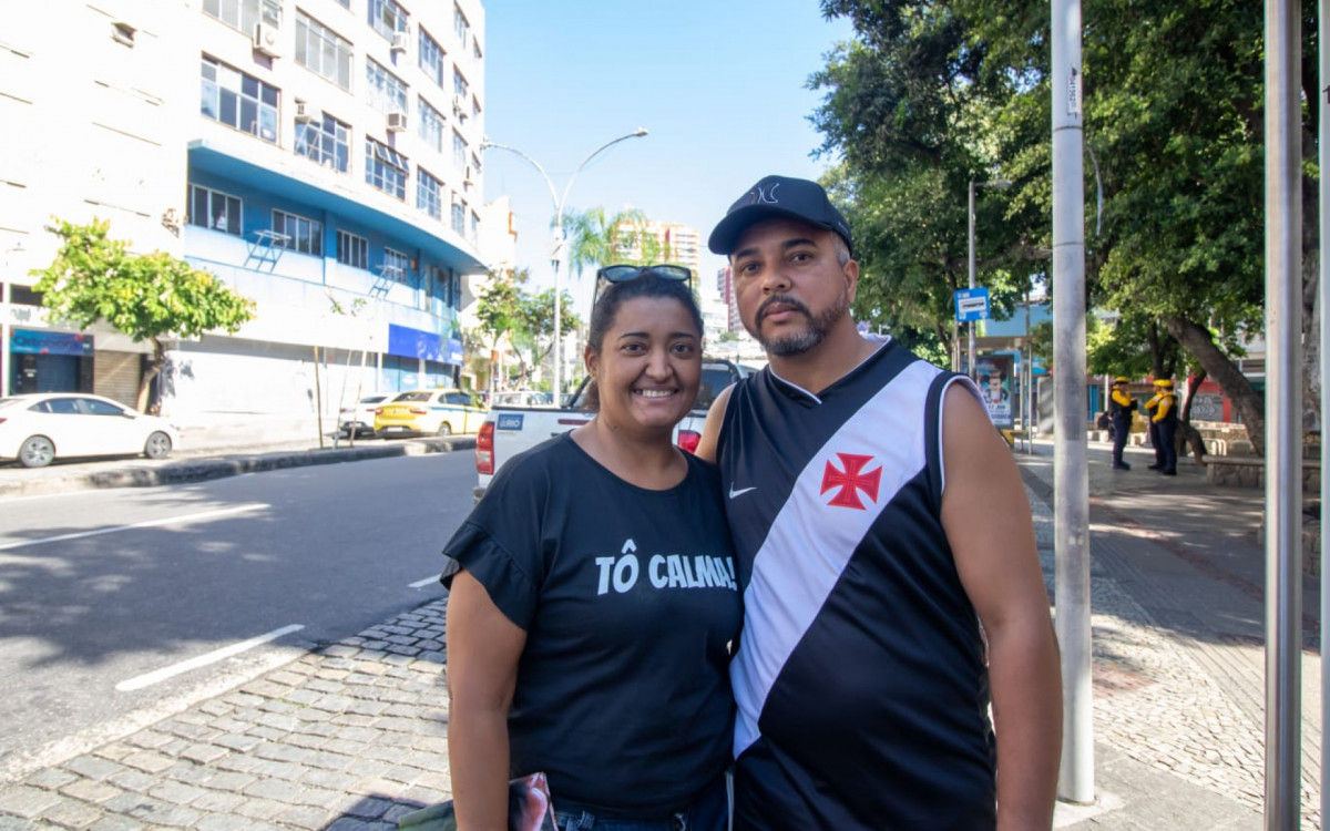 Anne Rocha e Alessandro Evaristo próximos à Praça Agripino Grieco, no Méier, Zona Norte do Rio