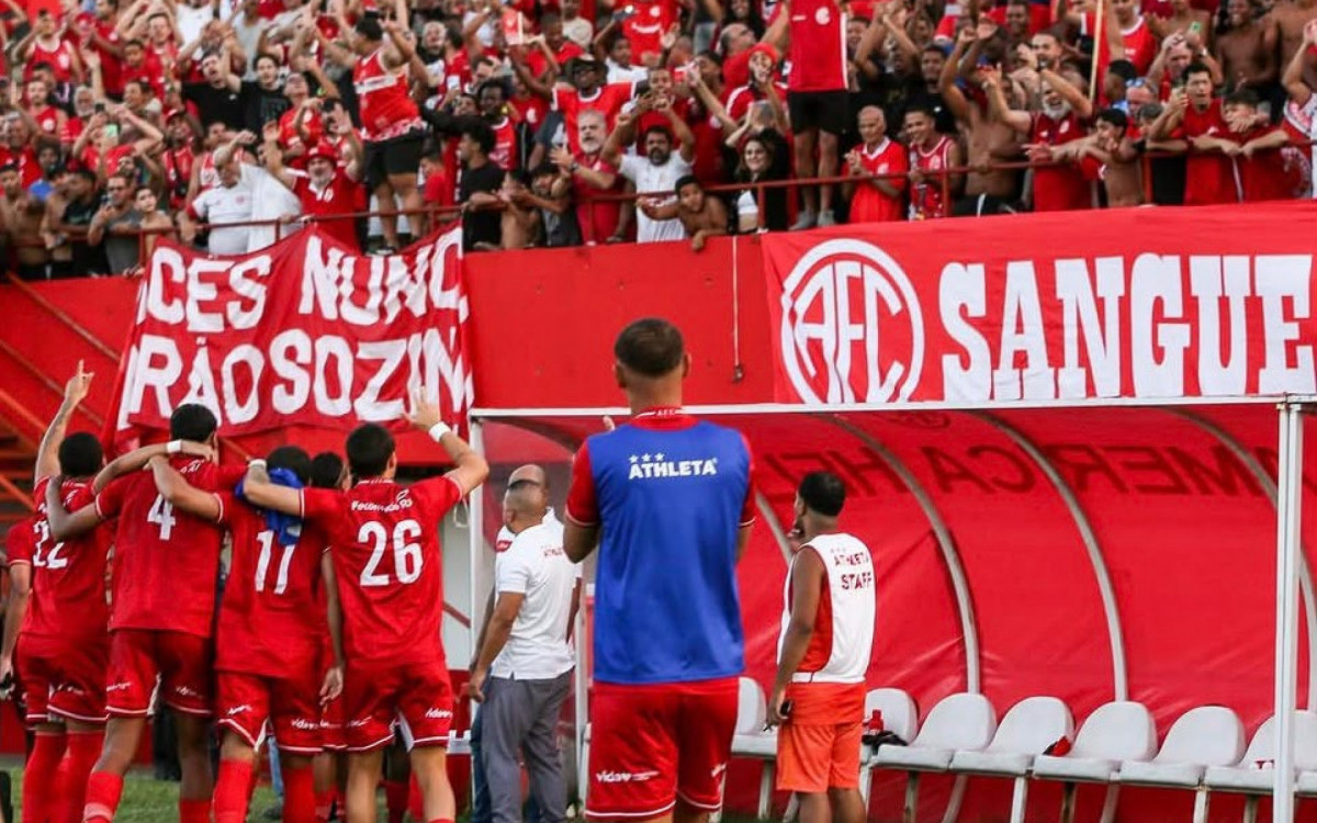 Jogadores do America comemoram com a torcida a classifica&ccedil;&atilde;o na S&eacute;rie D do Campeonato Brasileiro