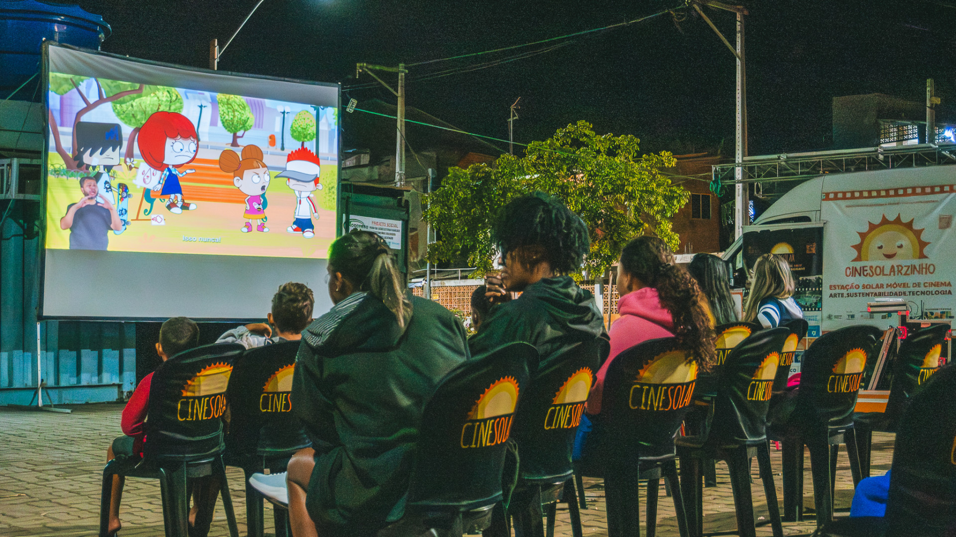 Cinema movido a energia solar leva diversão, ciência e suste
