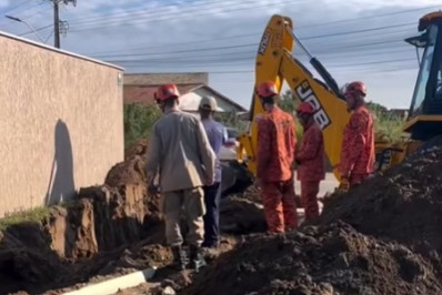 Bombeiros salvam cachorro que caiu em manilha; veja vídeo do resgate
