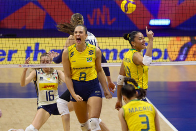 Seleção feminina de vôlei vence jogaço de cinco sets contra a Itália