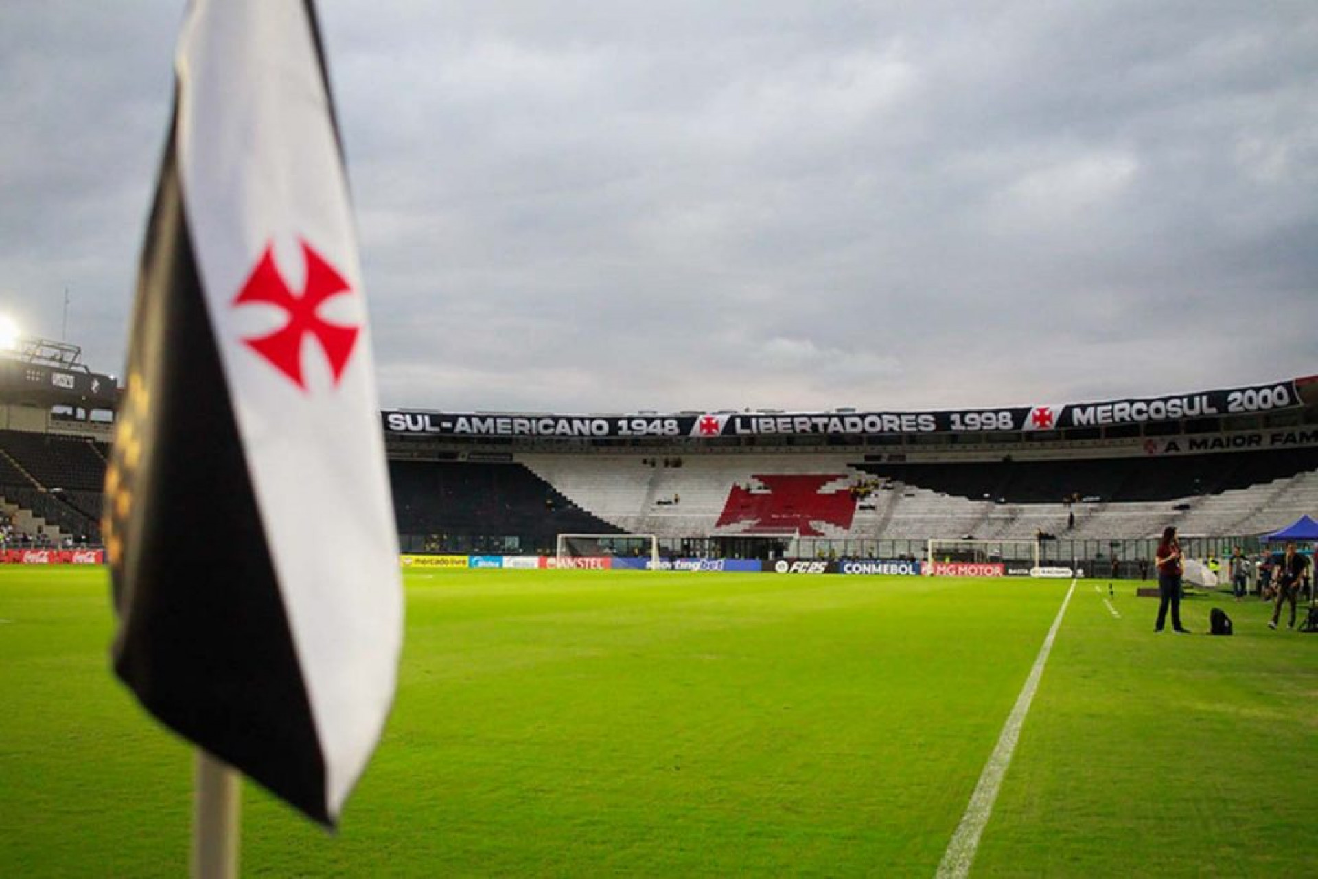 Vasco aproveita pausa e faz ajustes no gramado de S&atilde;o Janu&aacute;rio