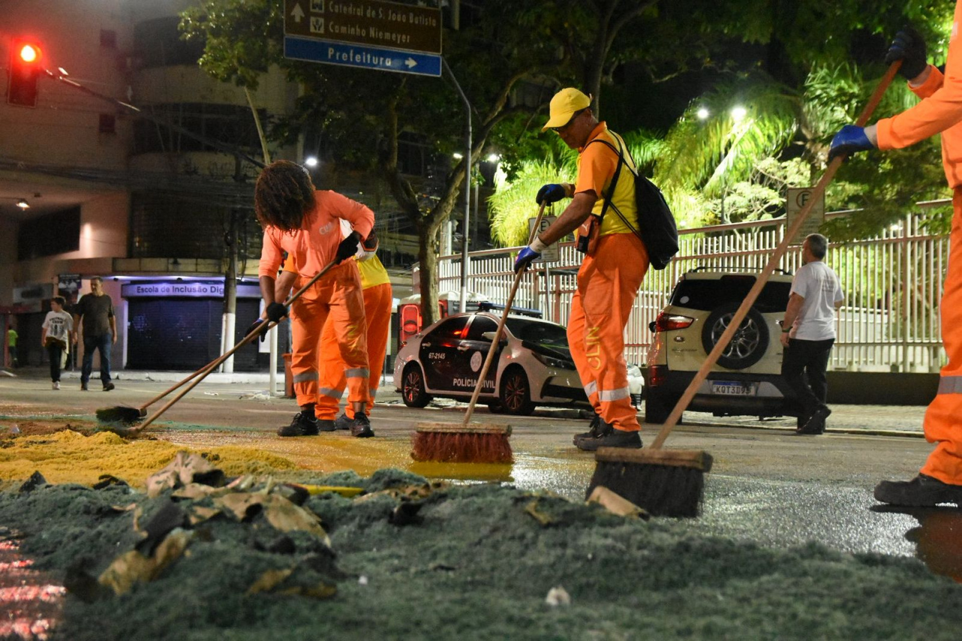 Companhia de Limpeza de Niterói realiza operação especial no