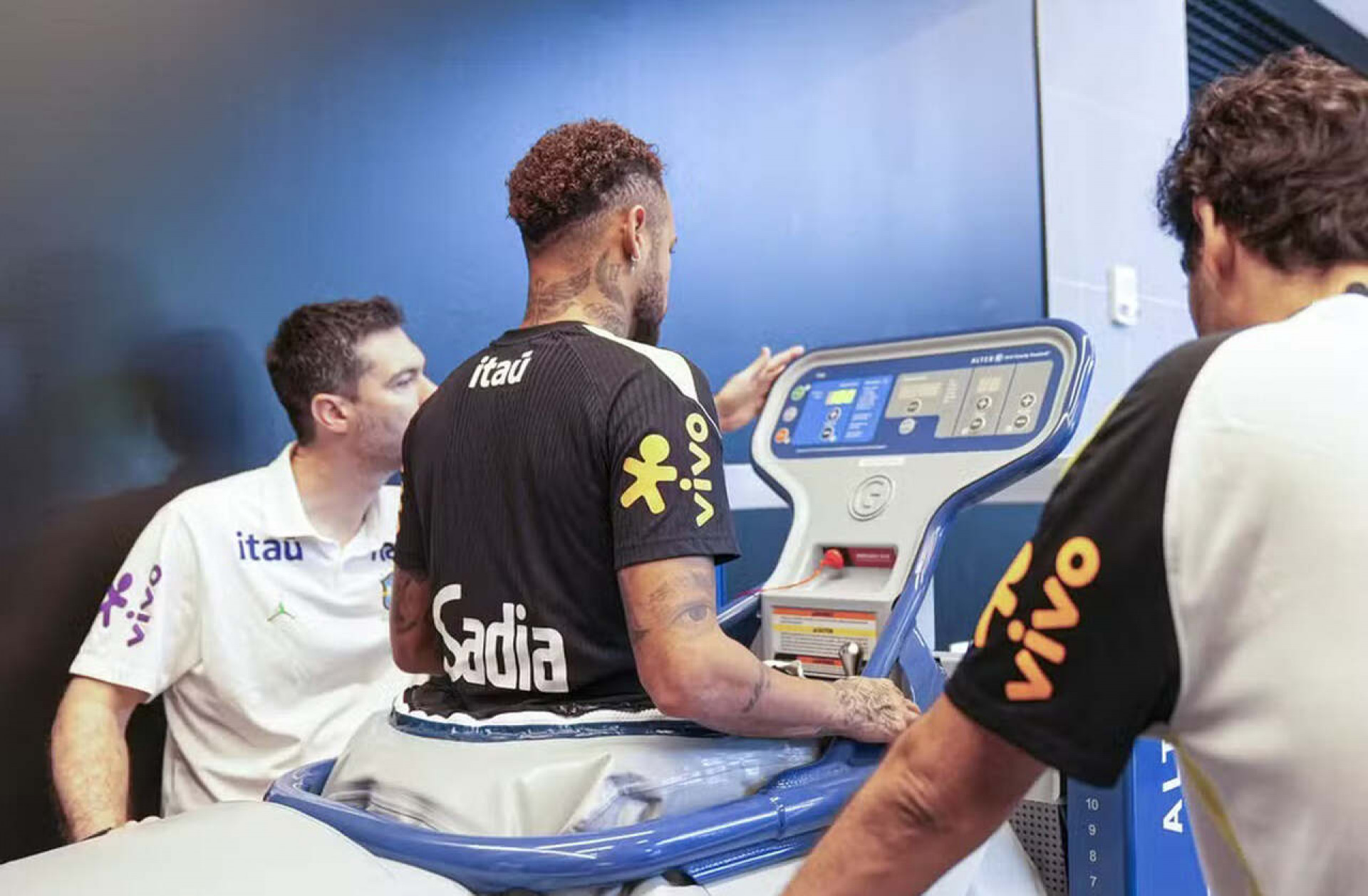 Neymar usa esteira com tecnologia da Nasa para tratar les&atilde;o na panturrilha