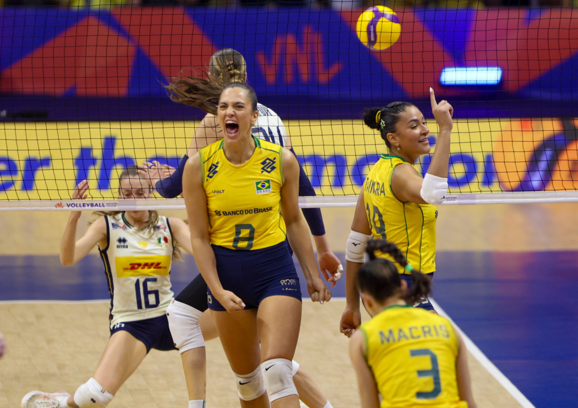 Seleção feminina de vôlei vence jogaço de cinco sets contra 