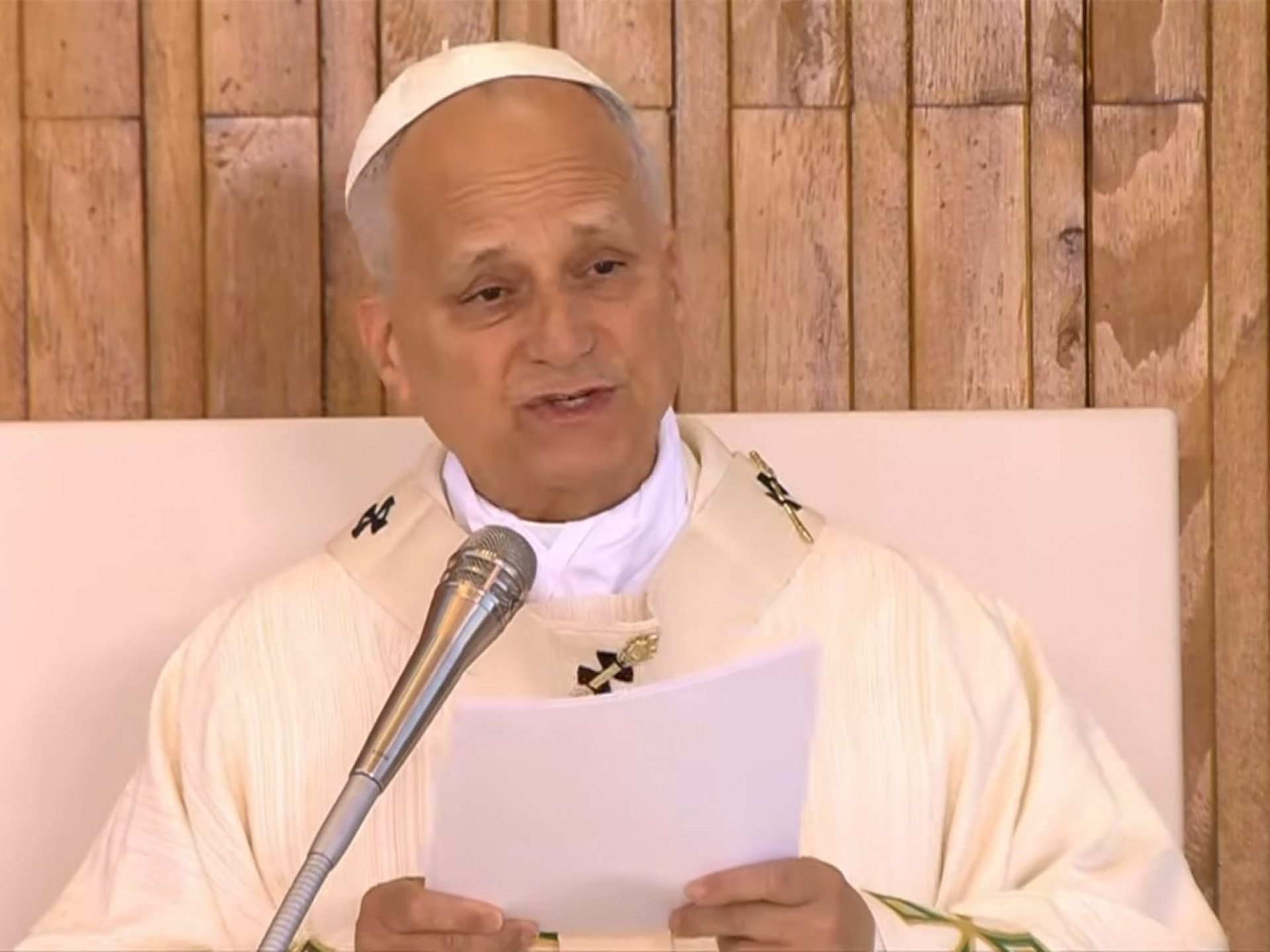 Papa pede renovação da fé católica em missa para mais de um 