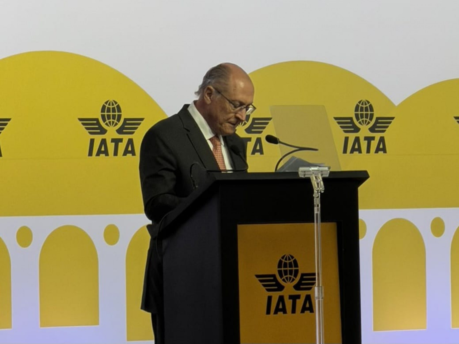 Alckmin diz que avião no Brasil não é 'luxo', é 'necessidade