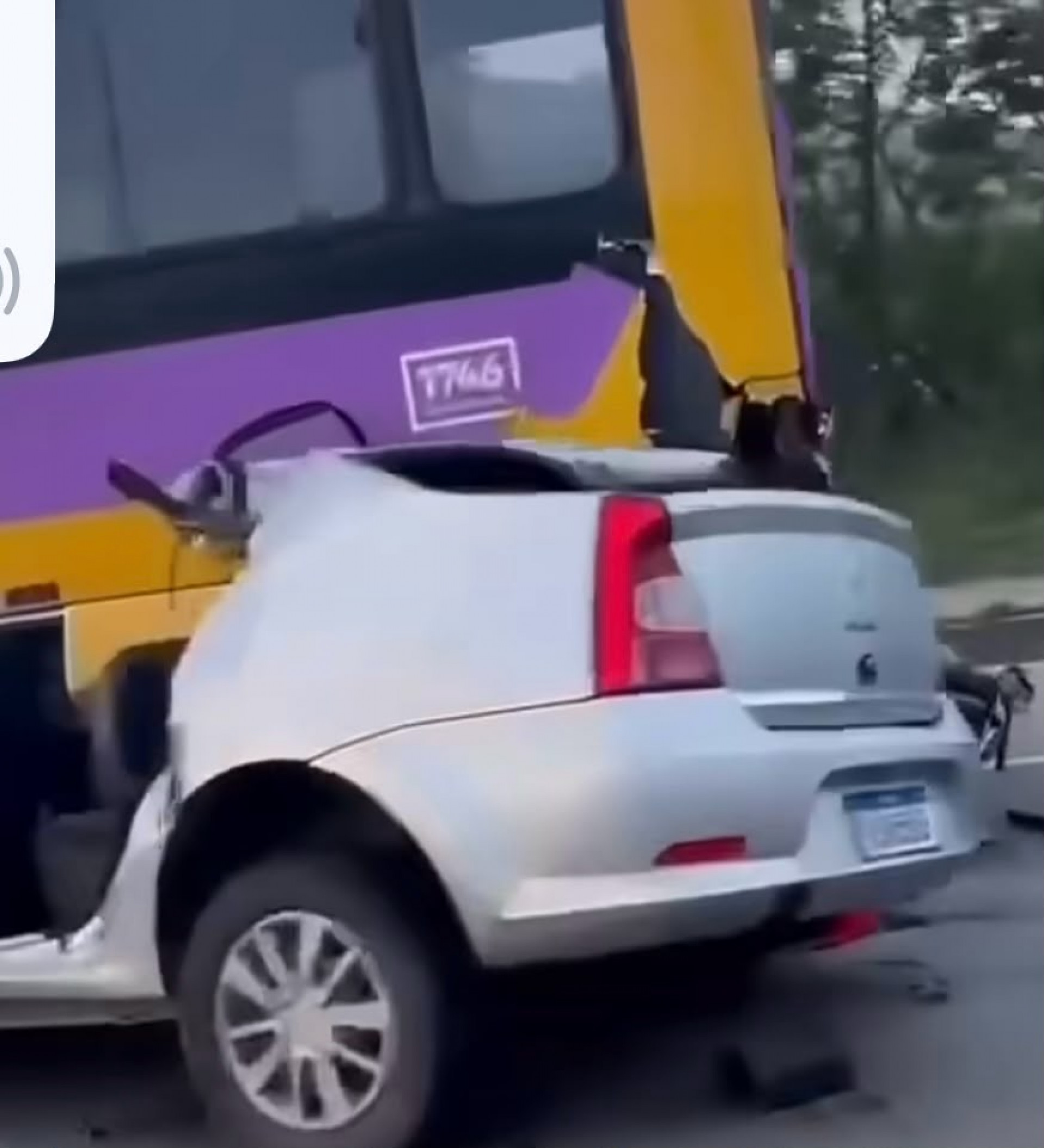 Carro ficou total destru&iacute;do na batida - Reprodu&ccedil;&atilde;o/ Redes Sociais