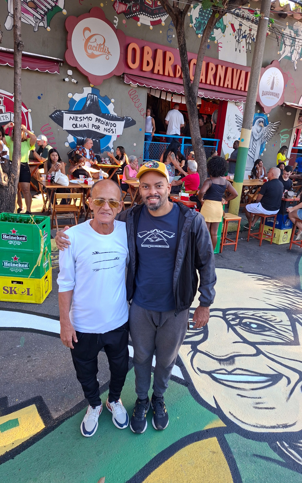 Ciça posa ao lado dos realizadores da homenagem: O empresário Felipe Trotta e os artistas Antônio Vieira e Levi - Divulgação/Baródromo