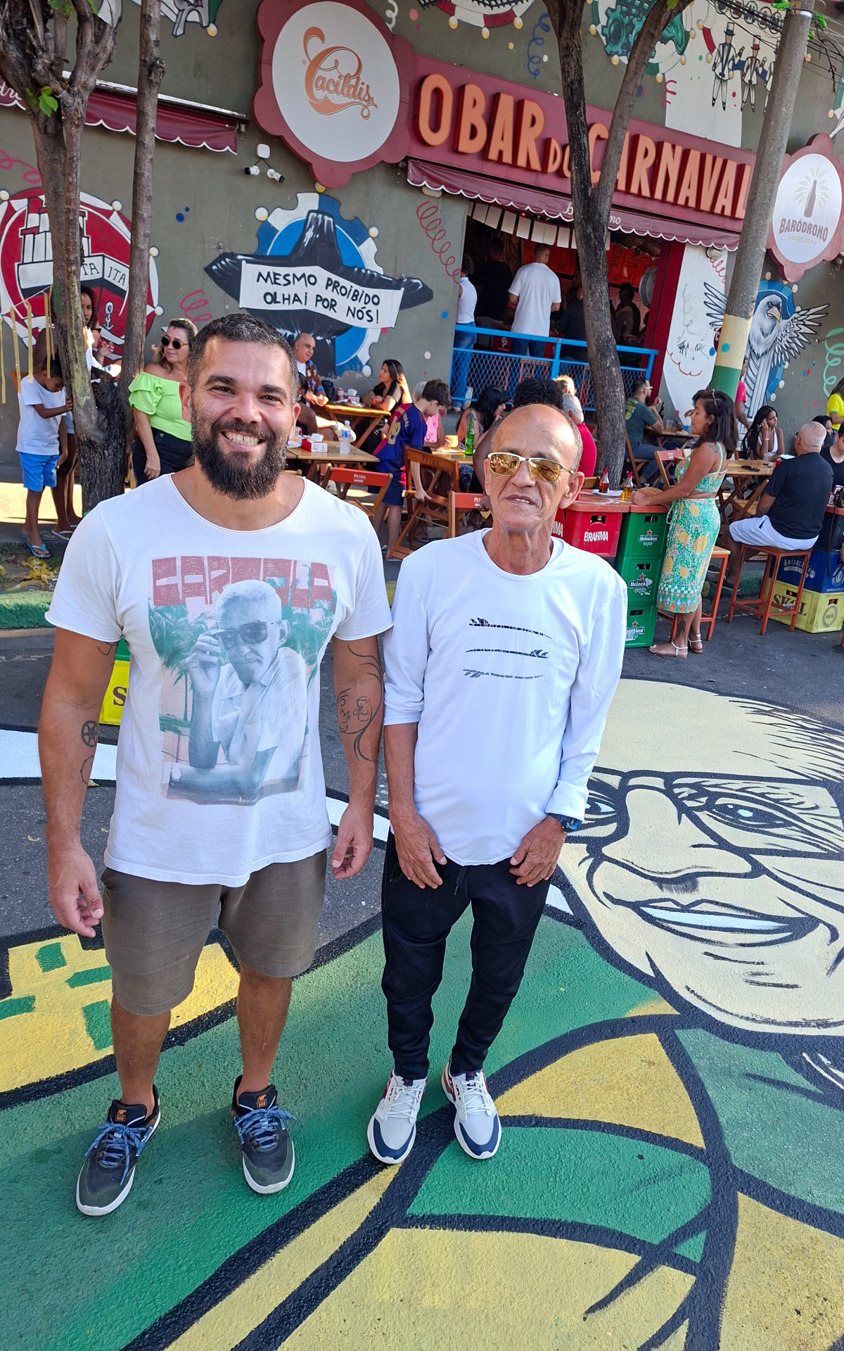 Ciça posa ao lado dos realizadores da homenagem: O empresário Felipe Trotta e os artistas Antônio Vieira e Levi - Divulgação/Baródromo