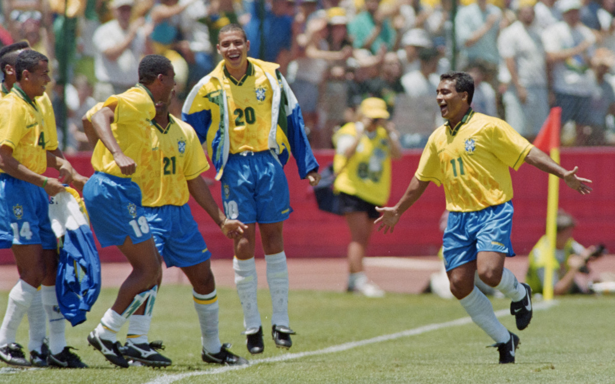 Rom&aacute;rio festeja gol em vit&oacute;ria sobre a R&uacute;ssia, na estreia da Copa do Mundo de 1994 - John G. Mabanglo / AFP