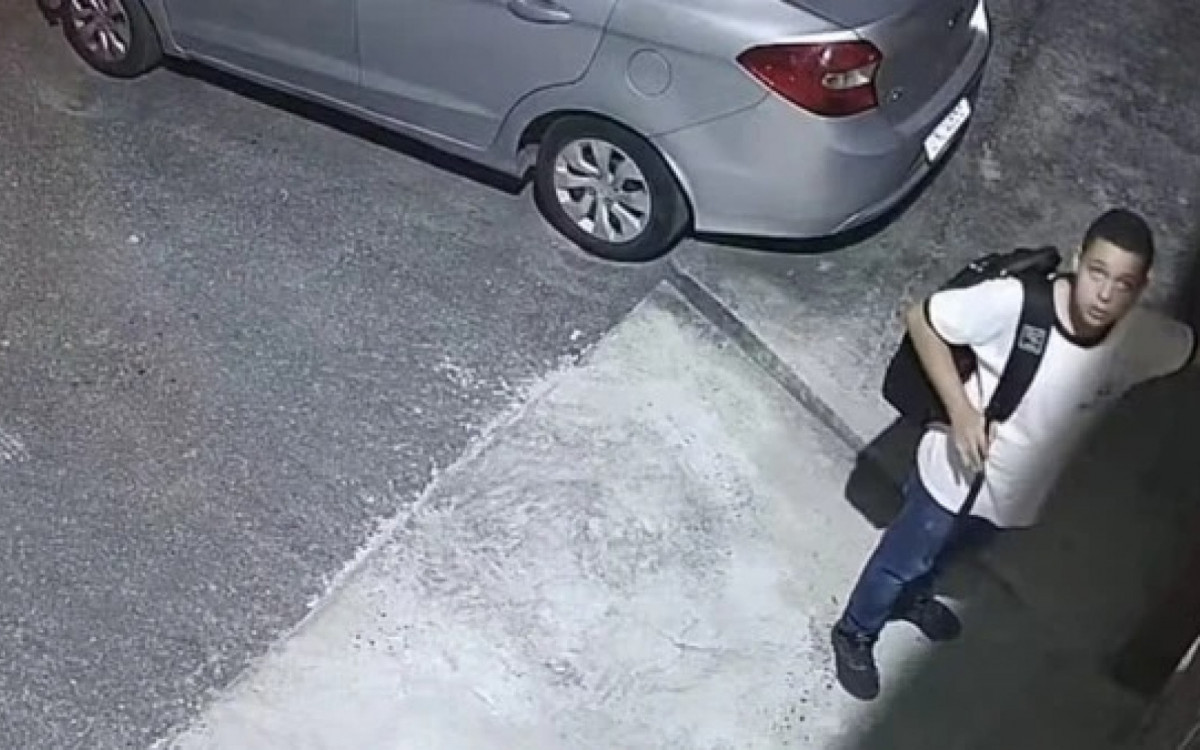 Arthur, menino supostamente envenenado entrando em casa - Reprodu&ccedil;&atilde;o