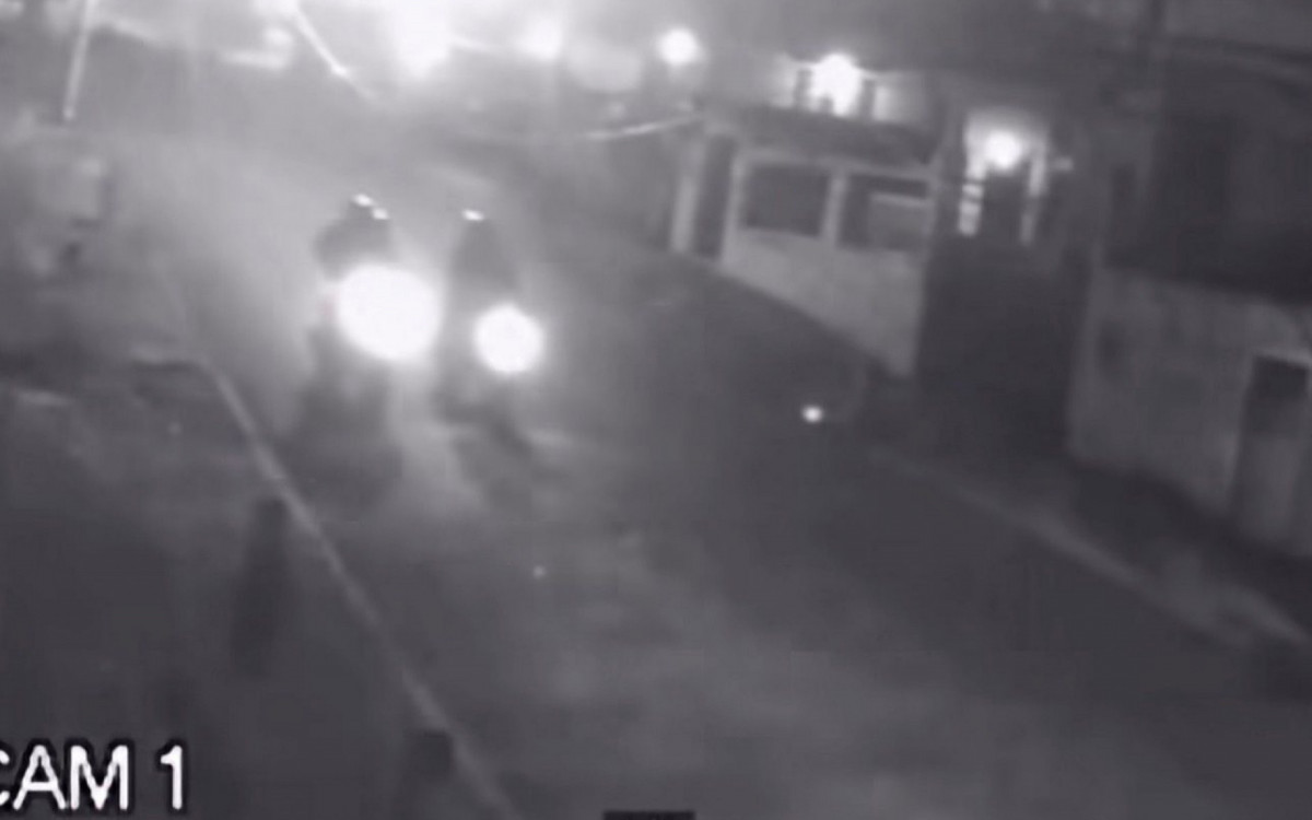 Câmera flagra momento em que bandidos abordam homem antes de
